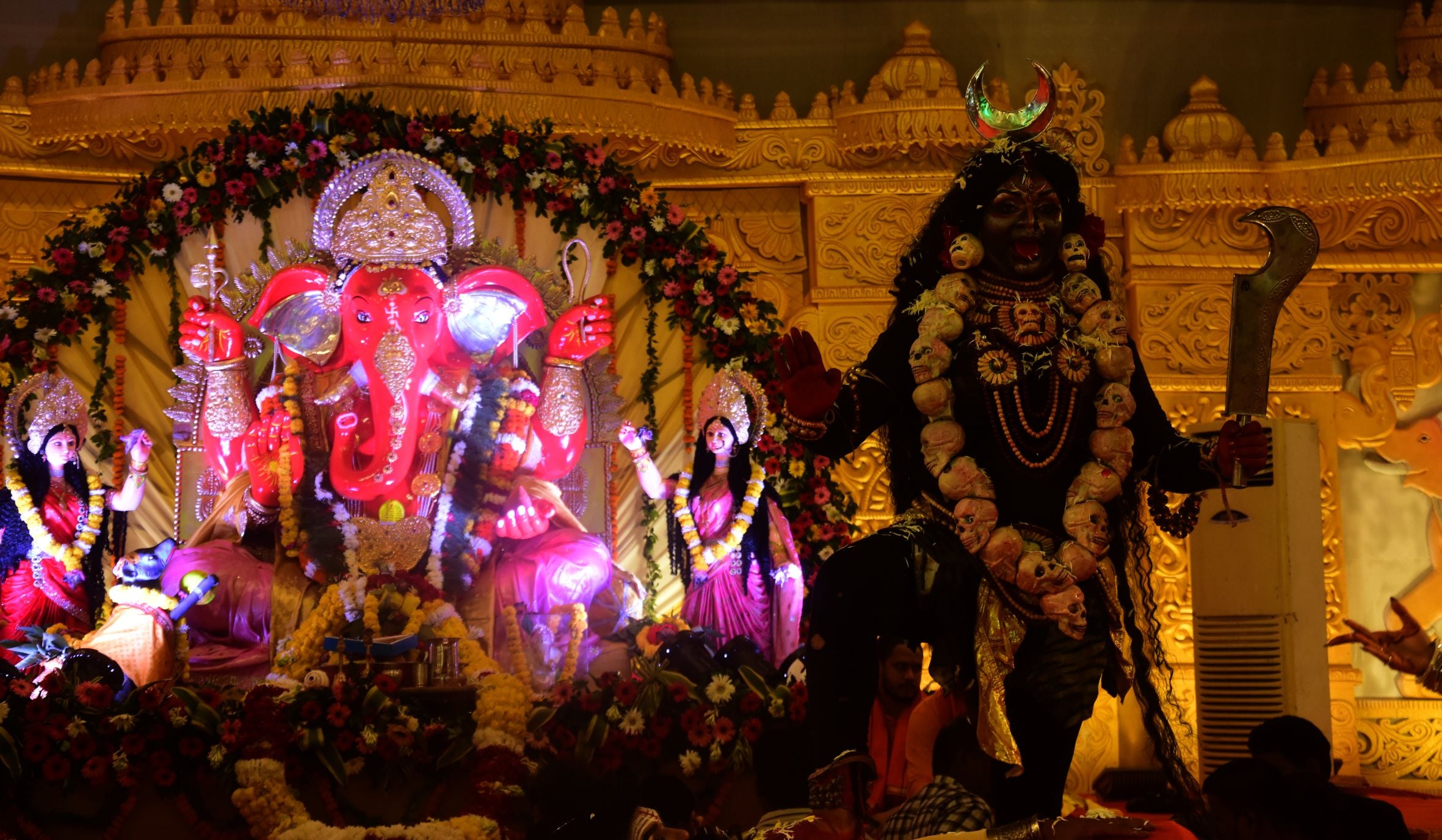पंडालों में सांस्कृतिक कार्यक्रमों की प्रस्तुति देते कलाकार व गणेश जी का प्रतिमा का विसर्जन करन