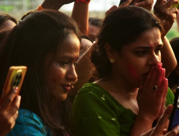 पंडालों में सांस्कृतिक कार्यक्रमों की प्रस्तुति देते कलाकार व गणेश जी का प्रतिमा का विसर्जन करन