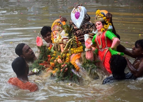 पंडालों में सांस्कृतिक कार्यक्रमों की प्रस्तुति देते कलाकार व गणेश जी का प्रतिमा का विसर्जन करन