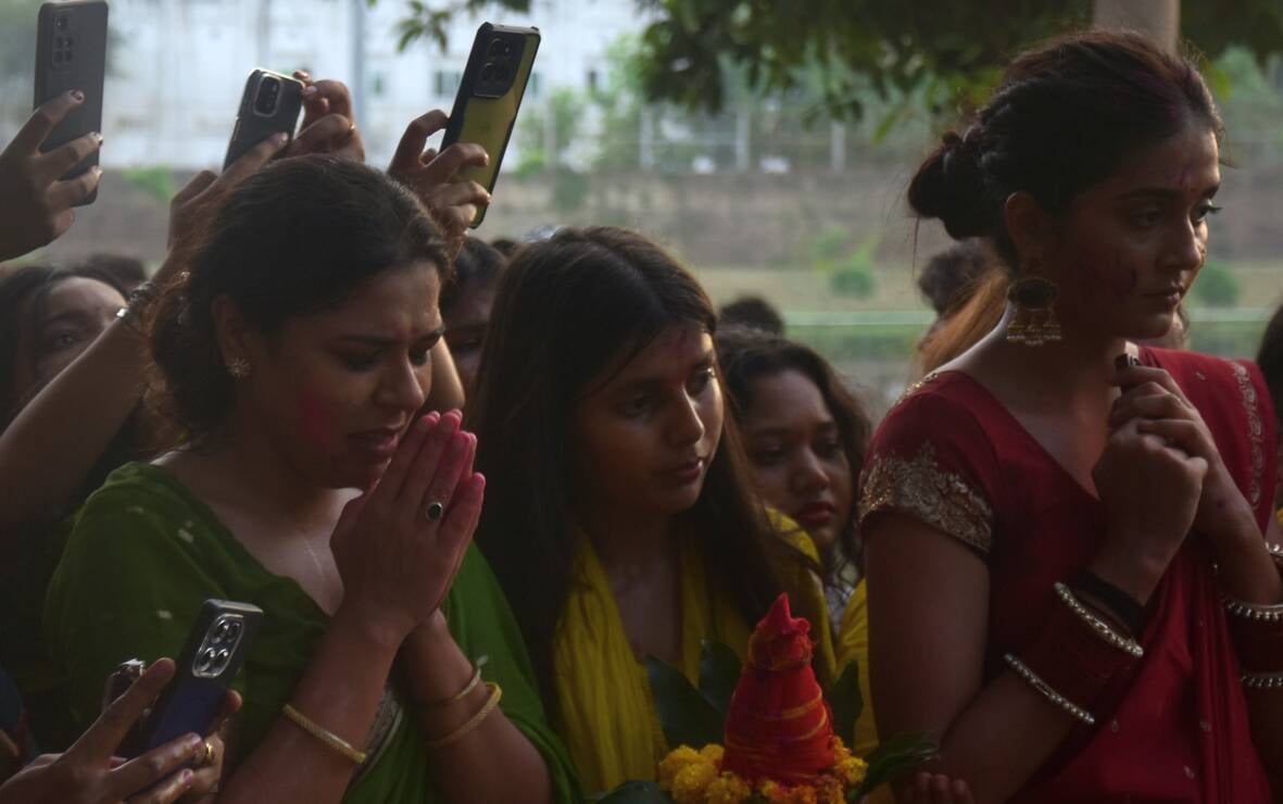 पंडालों में सांस्कृतिक कार्यक्रमों की प्रस्तुति देते कलाकार व गणेश जी का प्रतिमा का विसर्जन करन