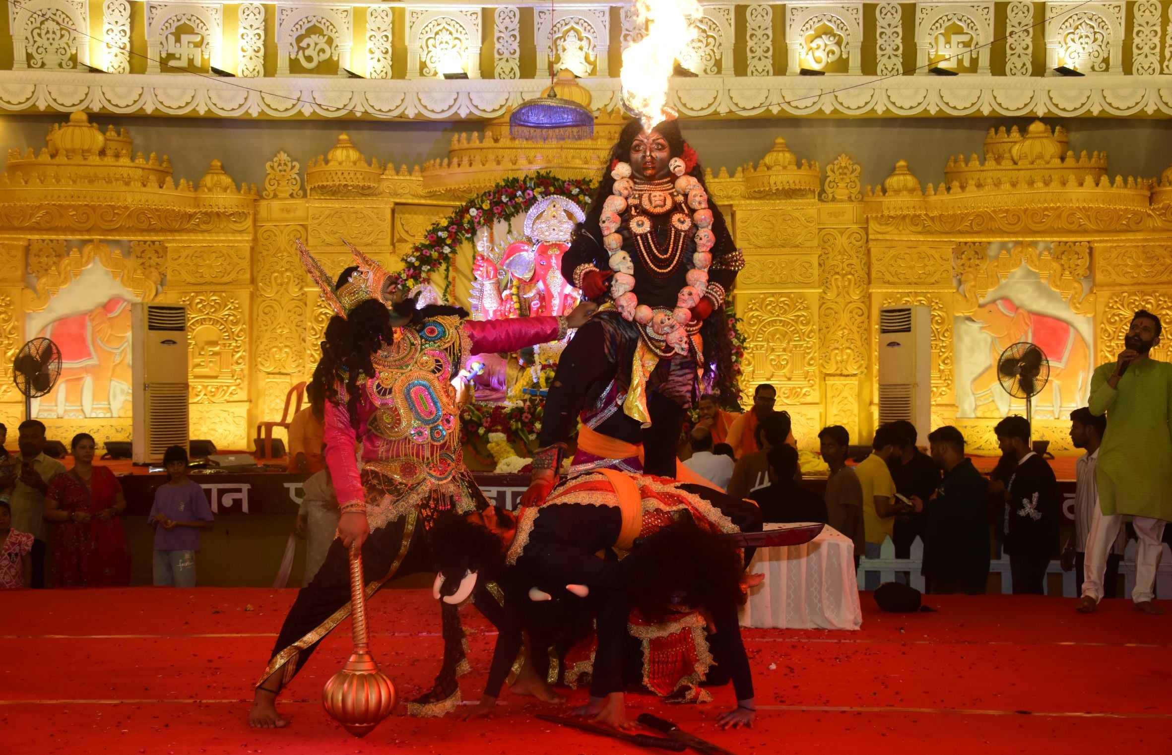 पंडालों में सांस्कृतिक कार्यक्रमों की प्रस्तुति देते कलाकार व गणेश जी का प्रतिमा का विसर्जन करन