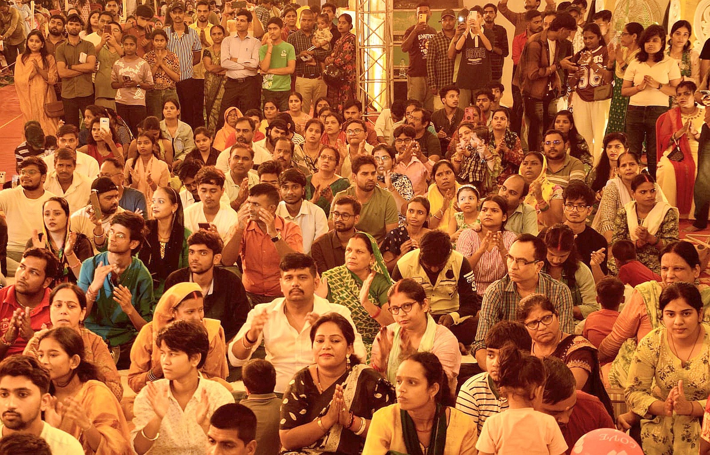 पंडालों में सांस्कृतिक कार्यक्रमों की प्रस्तुति देते कलाकार व गणेश जी का प्रतिमा का विसर्जन करन
