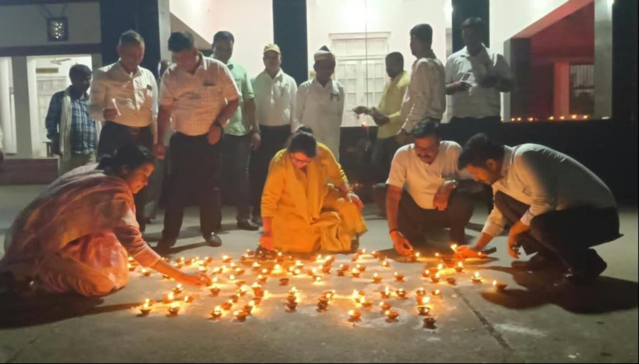 पीएम मोदी के जन्मदिन पर दीये जलाते लोग। संवाद
