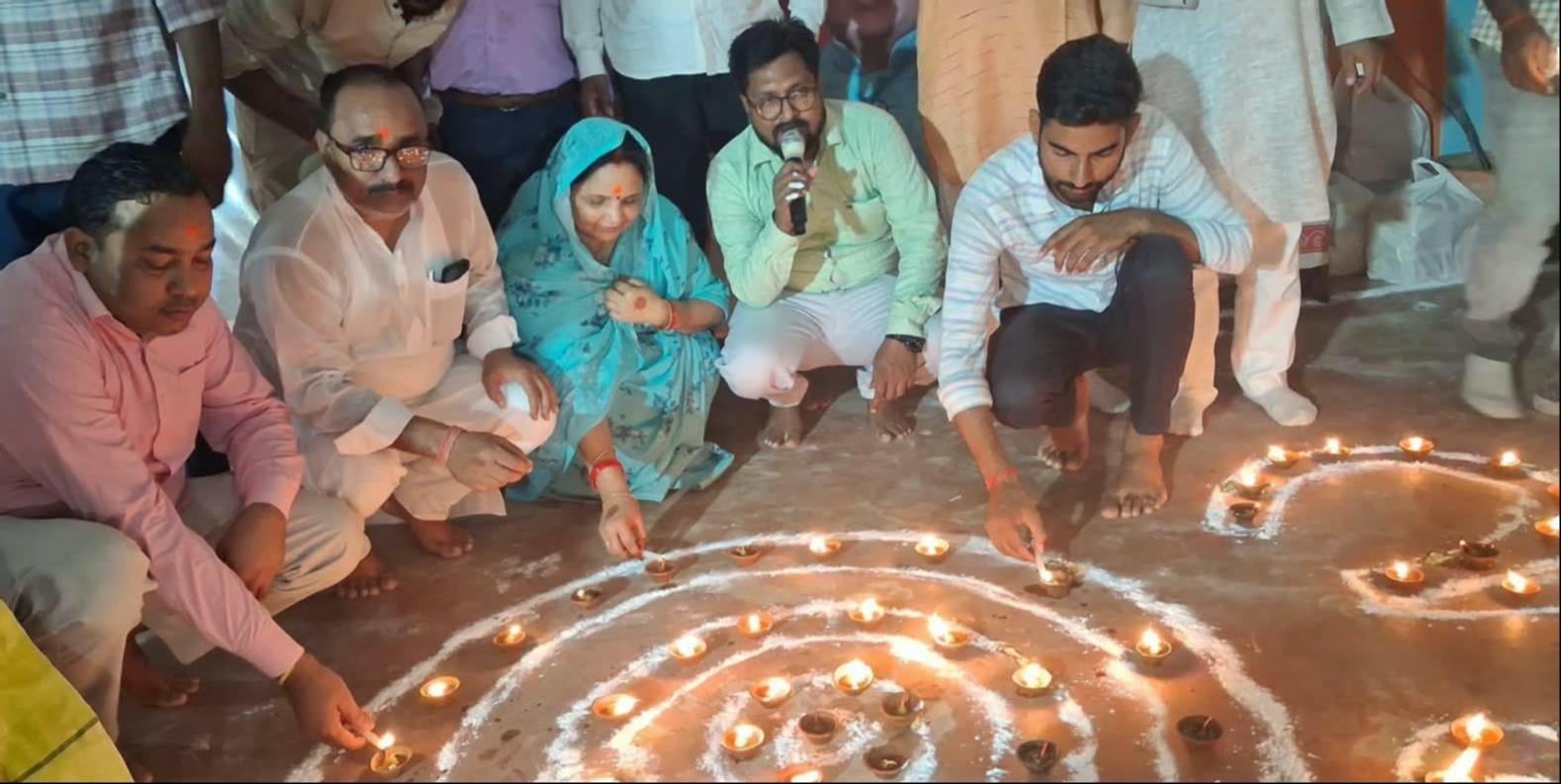 पीएम मोदी के जन्मदिन पर दीये जलाते लोग। संवाद