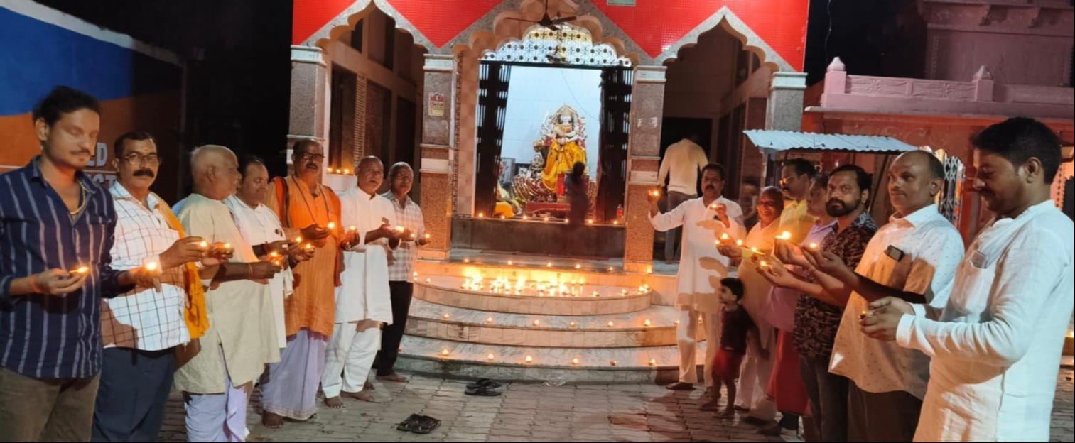 पीएम मोदी के जन्मदिन पर दीये जलाते लोग। संवाद