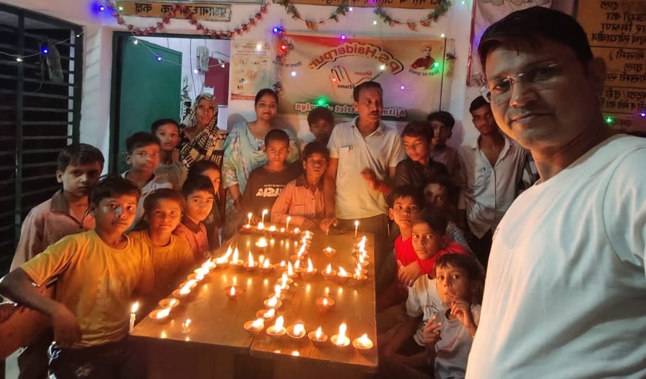 प्राथमिक विद्यालय हलौआ में बनाई गई रंगोली। संवाद प्राथमिक विद्यालय हलौआ में बनाई गई रंगोली। संवाद