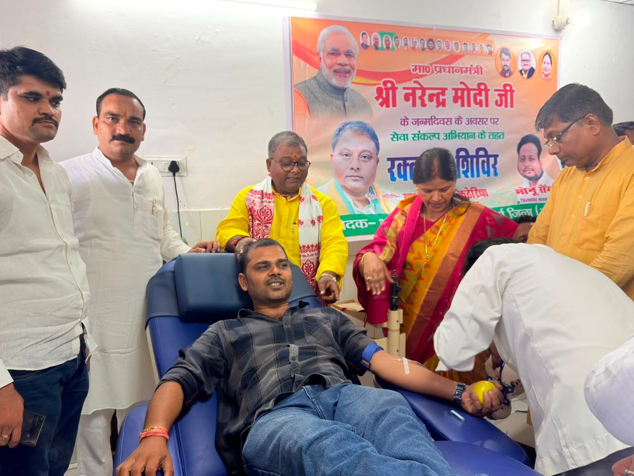 प्राथमिक विद्यालय हलौआ में बनाई गई रंगोली। संवाद प्राथमिक विद्यालय हलौआ में बनाई गई रंगोली। संवाद