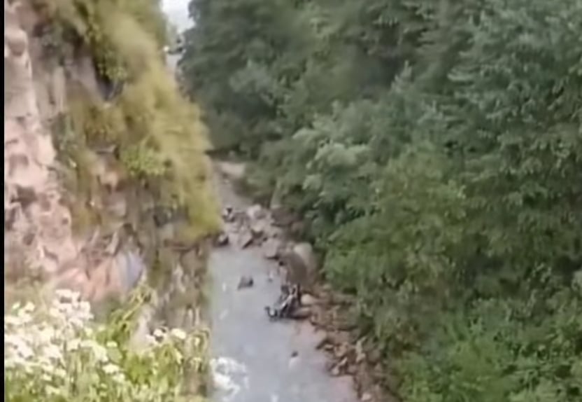 रोहड़ू के कोशटार नामक स्थान पर खड्ड में गिरी शिक्षक की कार। संवाद