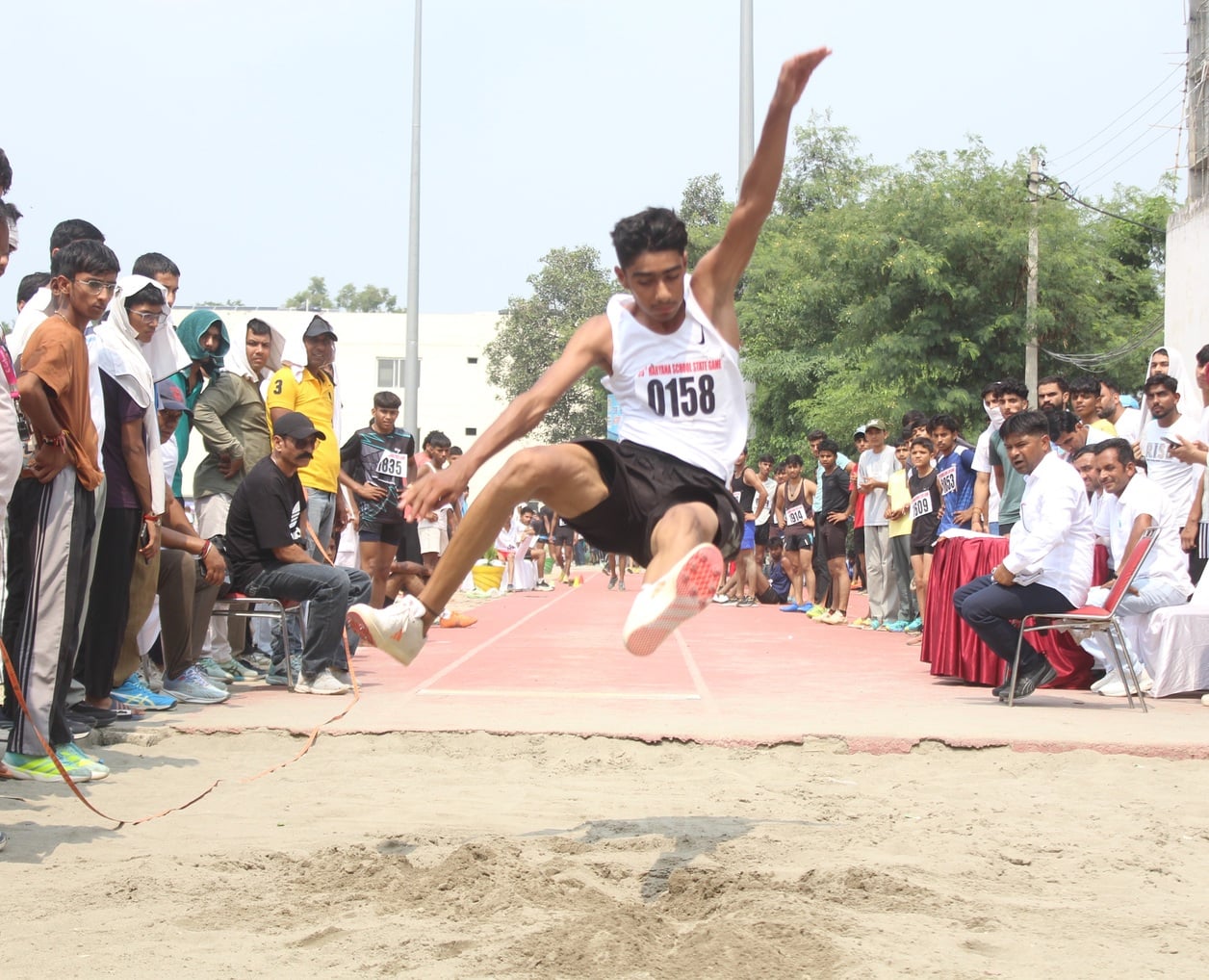 राज्य स्तरीय स्कूली एथलेटिक्स प्रतियोगिता में 200 मीटर दाैड़ में भाग लेते खिलाड़ी। संवाद राज्य स्तरीय स्कूली एथलेटिक्स प्रतियोगिता में 200 मीटर दाैड़ में भाग लेते खिलाड़ी। संवाद
