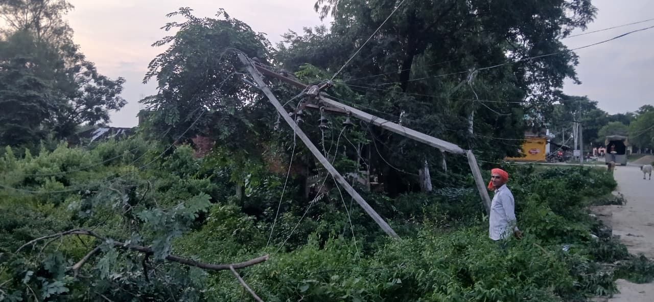 रामापुर क्षेत्र में बिजली गिरने से क्षतिग्रस्त विद्युत पोल व लाइन। - संवाद रामापुर क्षेत्र में बिजली गिरने से क्षतिग्रस्त विद्युत पोल व लाइन। - संवाद