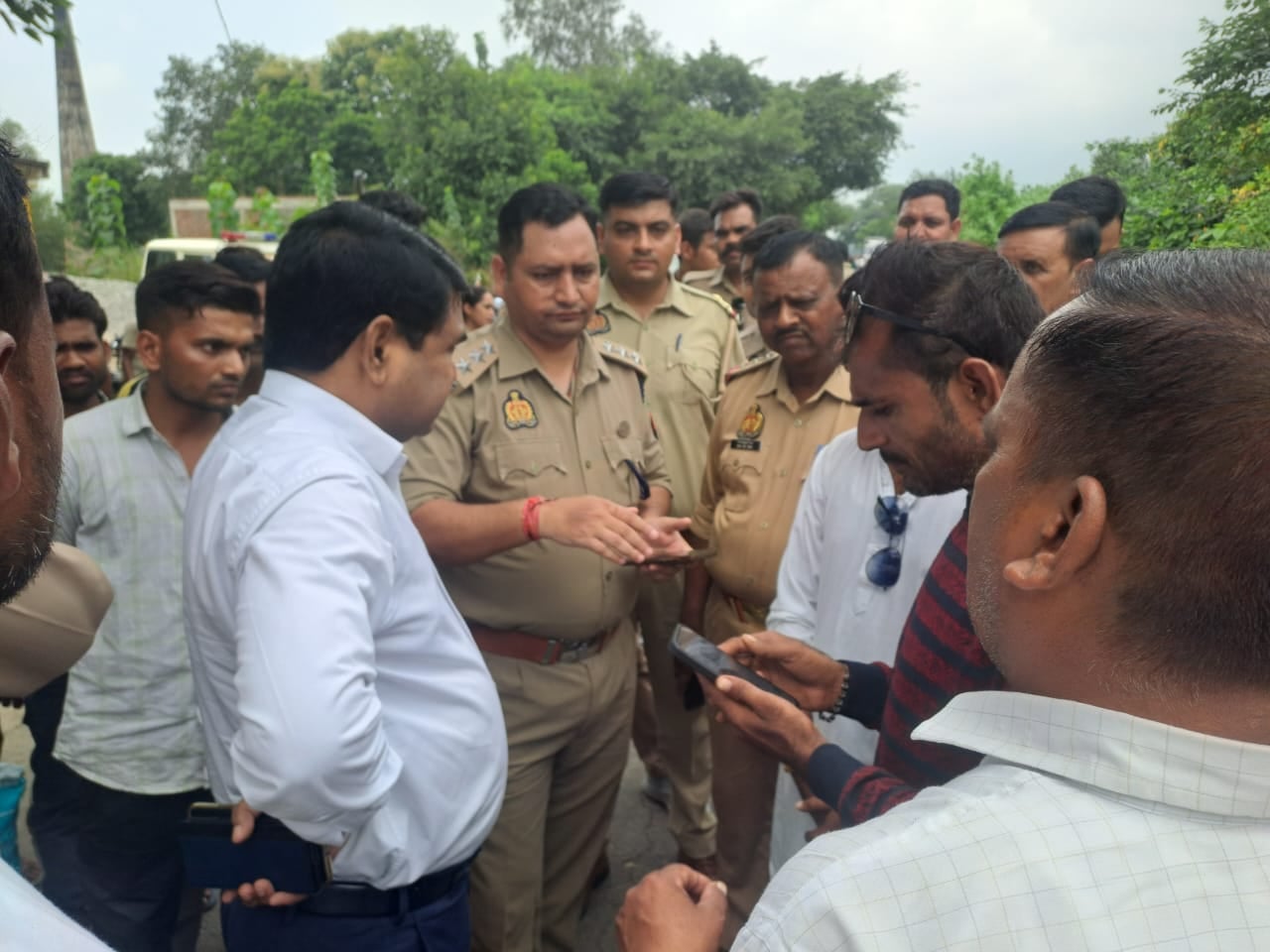 सिंधौली में हाईवे को जाम करते मृतक के परिजन। स्रोत: जागरूक पाठक सिंधौली में हाईवे को जाम करते मृतक के परिजन। स्रोत: जागरूक पाठक
