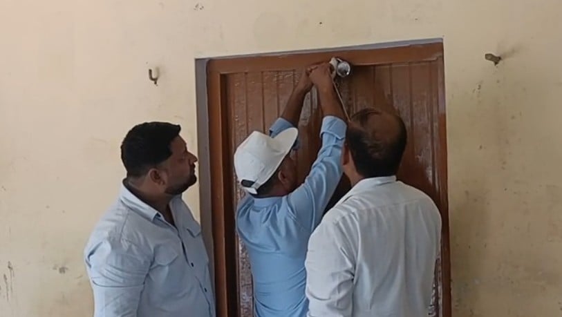 सिंधौली में हाईवे को जाम करते मृतक के परिजन। स्रोत: जागरूक पाठक सिंधौली में हाईवे को जाम करते मृतक के परिजन। स्रोत: जागरूक पाठक