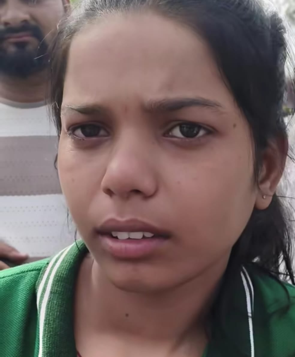 सड़क किनारे पलटी पड़ी बस के ऊपर खड़े लोग। संवाद सड़क किनारे पलटी पड़ी बस के ऊपर खड़े लोग। संवाद
