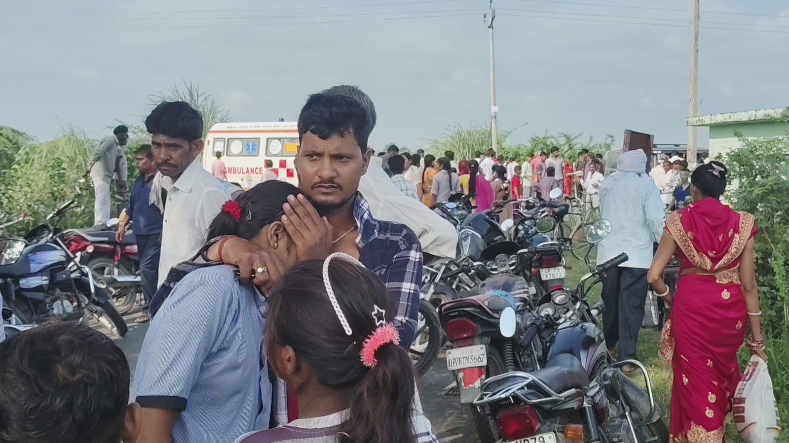 सड़क किनारे पलटी पड़ी बस के ऊपर खड़े लोग। संवाद सड़क किनारे पलटी पड़ी बस के ऊपर खड़े लोग। संवाद