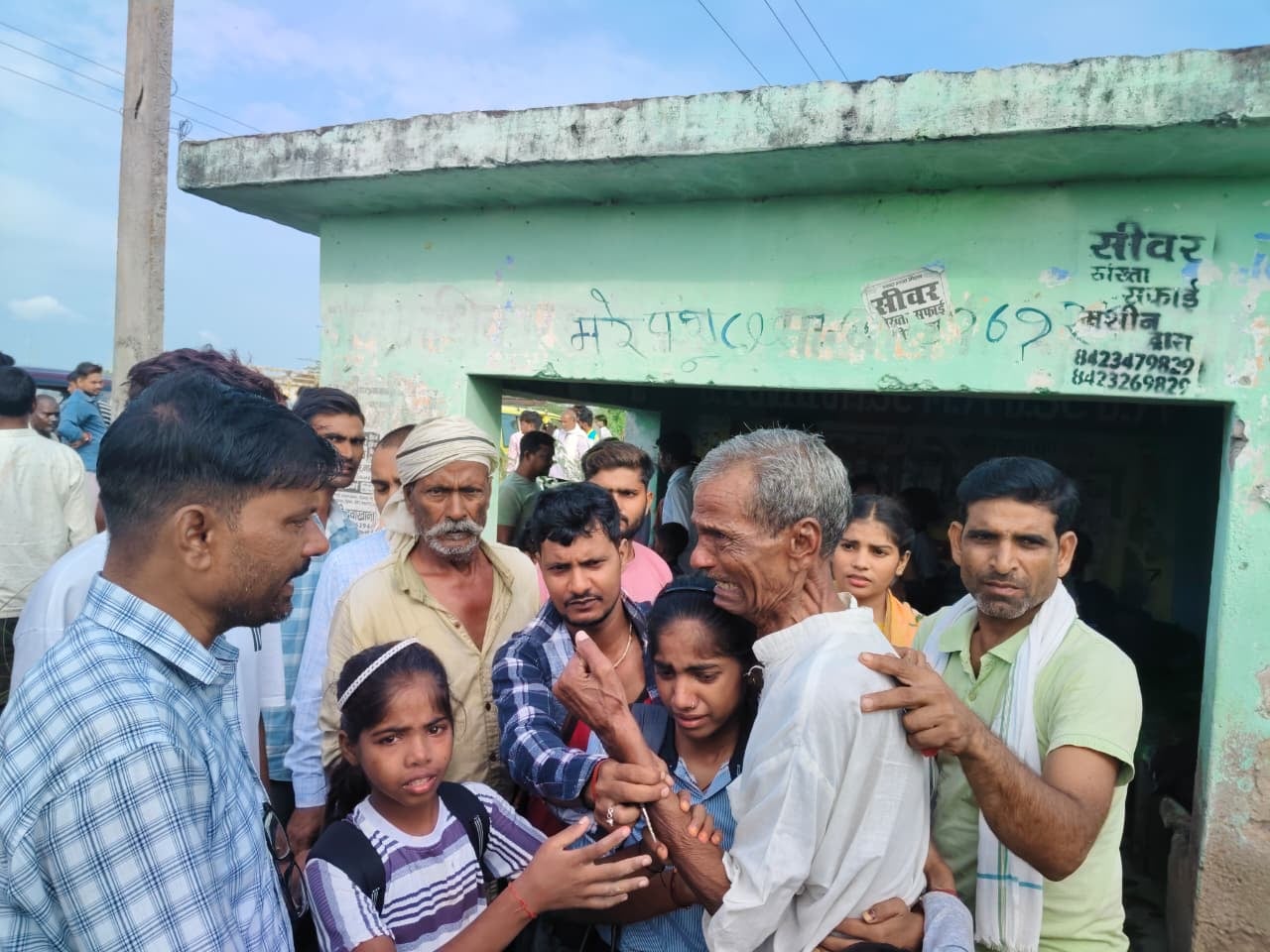 सड़क किनारे पलटी पड़ी बस के ऊपर खड़े लोग। संवाद सड़क किनारे पलटी पड़ी बस के ऊपर खड़े लोग। संवाद