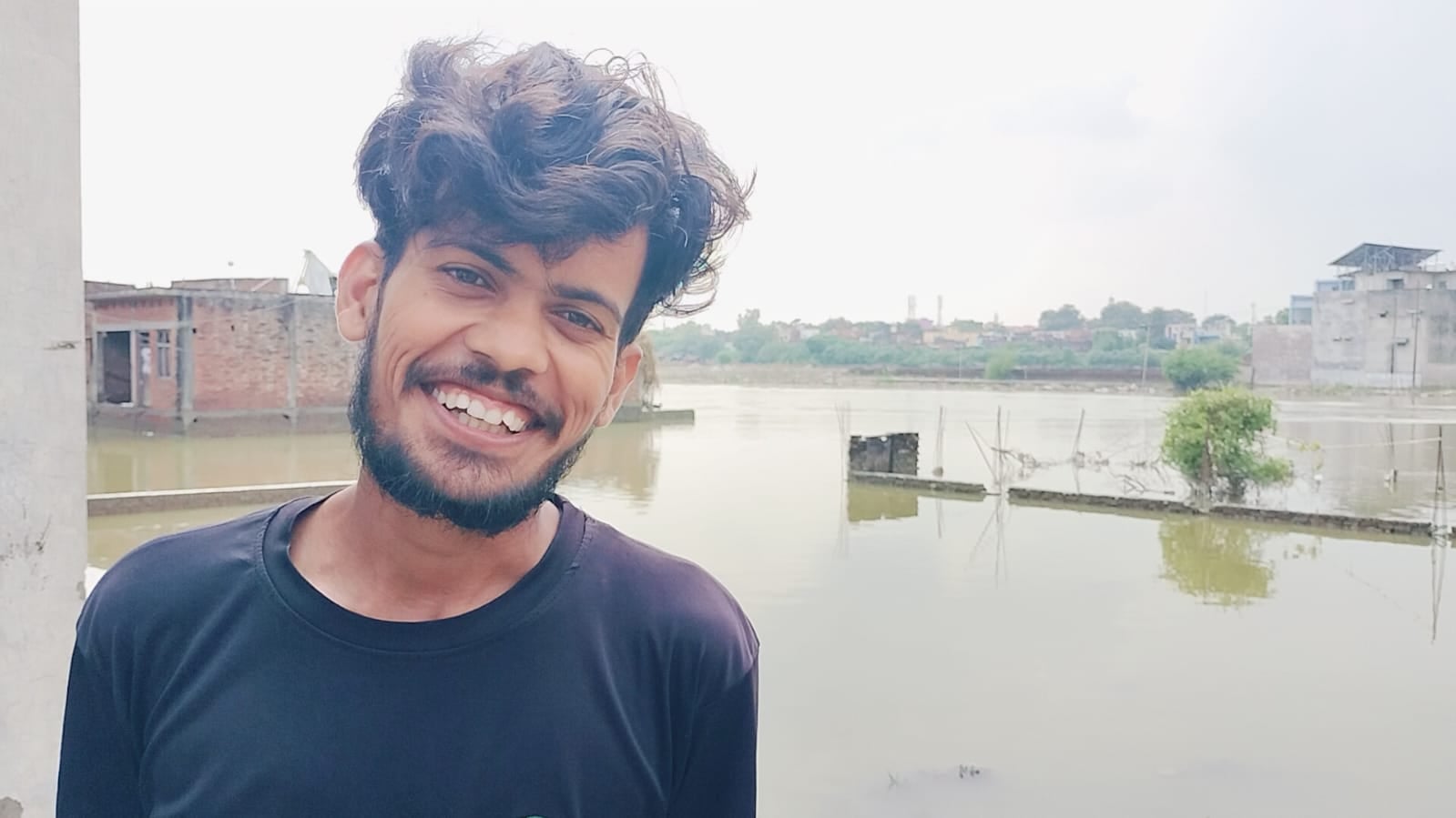 शाहजहांपुर में लोधीपुर में बाढ़ से घिरे मकान। संवाद शाहजहांपुर में लोधीपुर में बाढ़ से घिरे मकान। संवाद