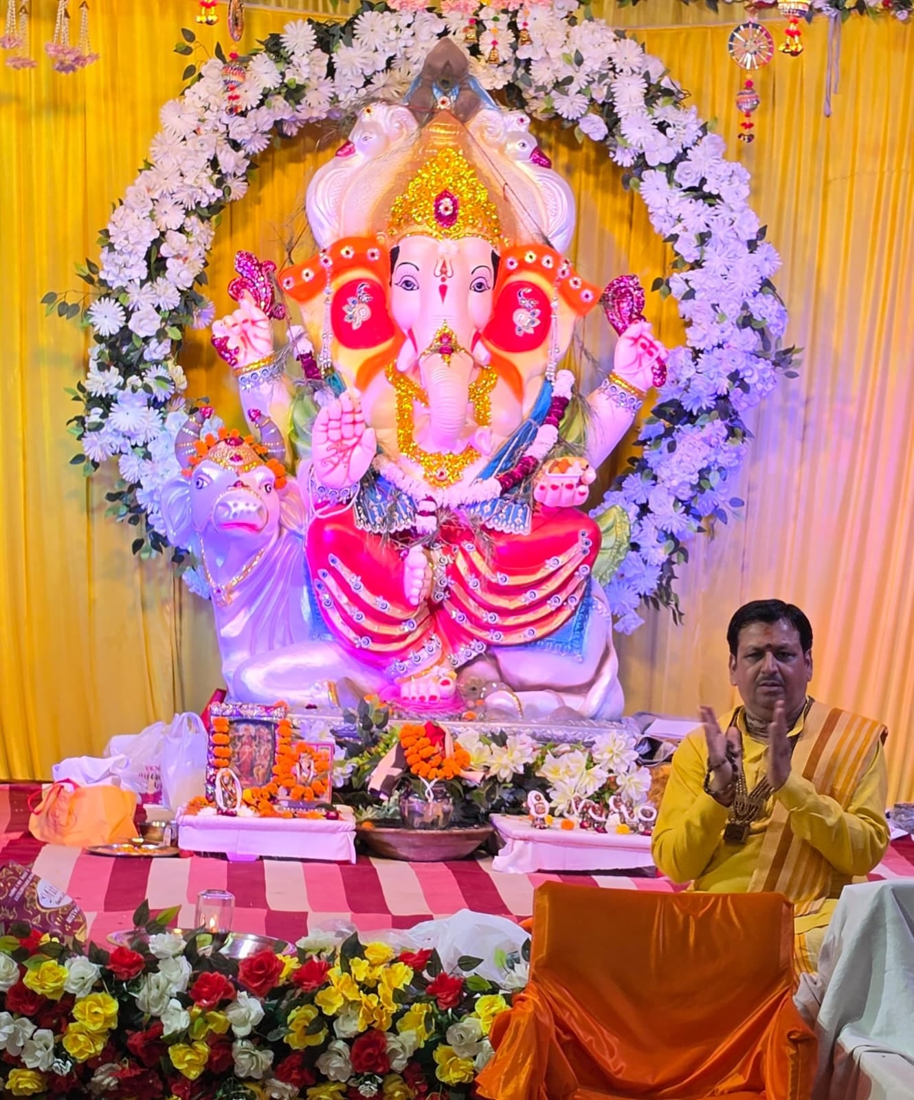 श्री अवध धाम में कथा में झूमती श्रद्धालु। स्रोत : मंदिर श्री अवध धाम में कथा में झूमती श्रद्धालु। स्रोत : मंदिर