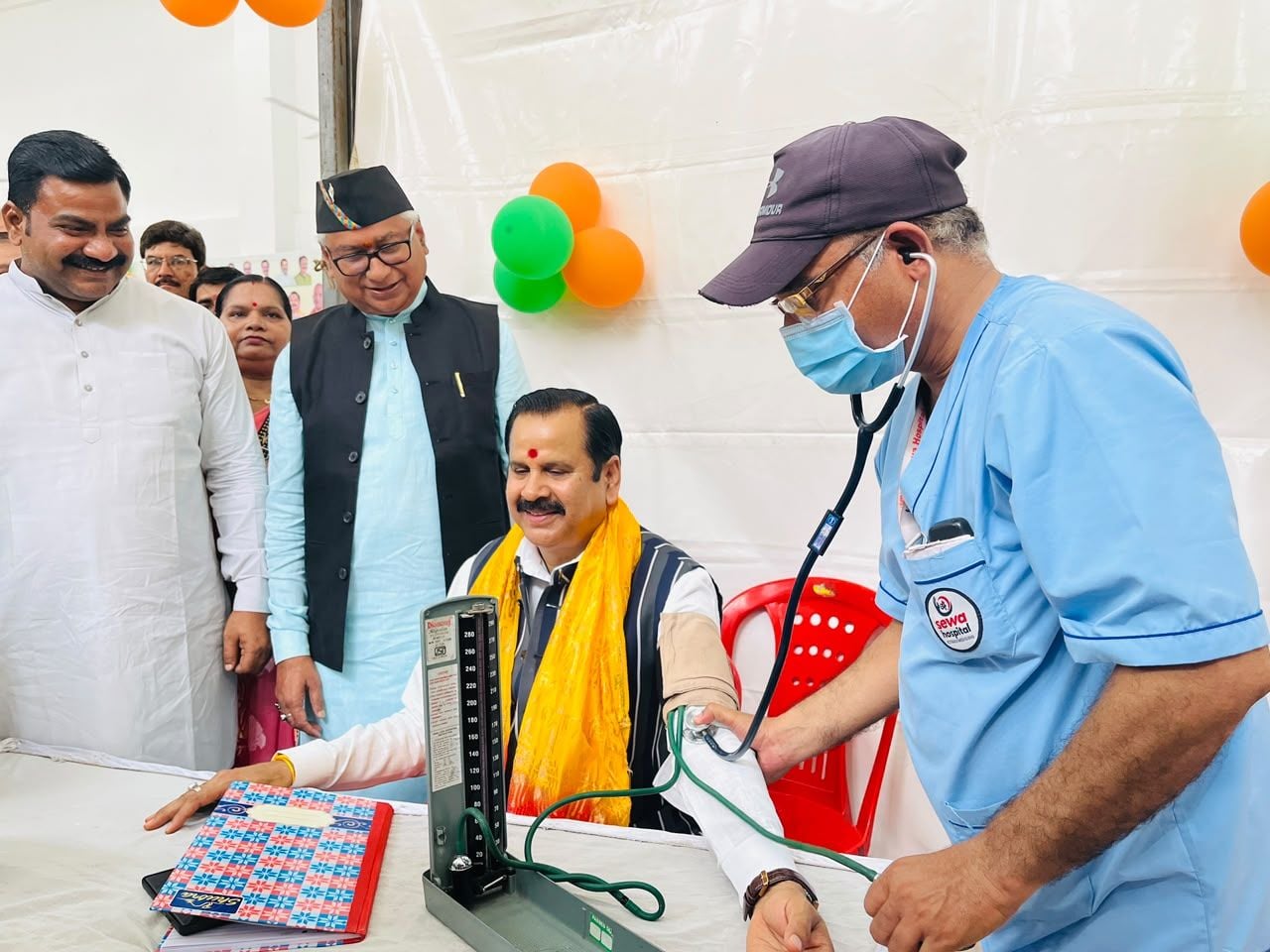 शिविर में पहुंचे भाजपा नेता।