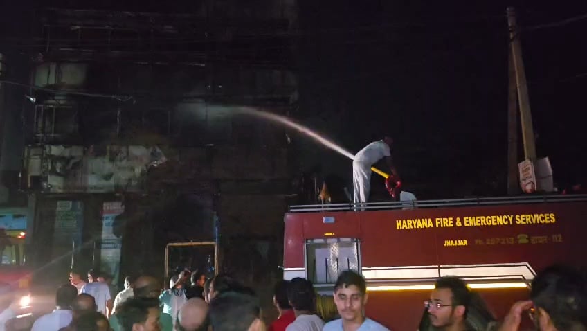 17jjrp15- दादरी रोड बाईपास पर स्थित एक शोरूम में आग लगने के बाद वहां खड़ी गाड़ी भी जल गई। संवा 17jjrp15- दादरी रोड बाईपास पर स्थित एक शोरूम में आग लगने के बाद वहां खड़ी गाड़ी भी जल गई। संवा
