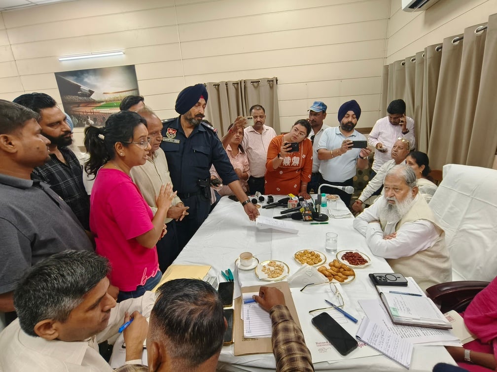 अंबाला कैंट में हाउसिंग बोर्ड चौकी के इंचार्ज कैबिनेट मंत्री अनिल विज को सफाई देते हुए। संवाद अंबाला कैंट में हाउसिंग बोर्ड चौकी के इंचार्ज कैबिनेट मंत्री अनिल विज को सफाई देते हुए। संवाद