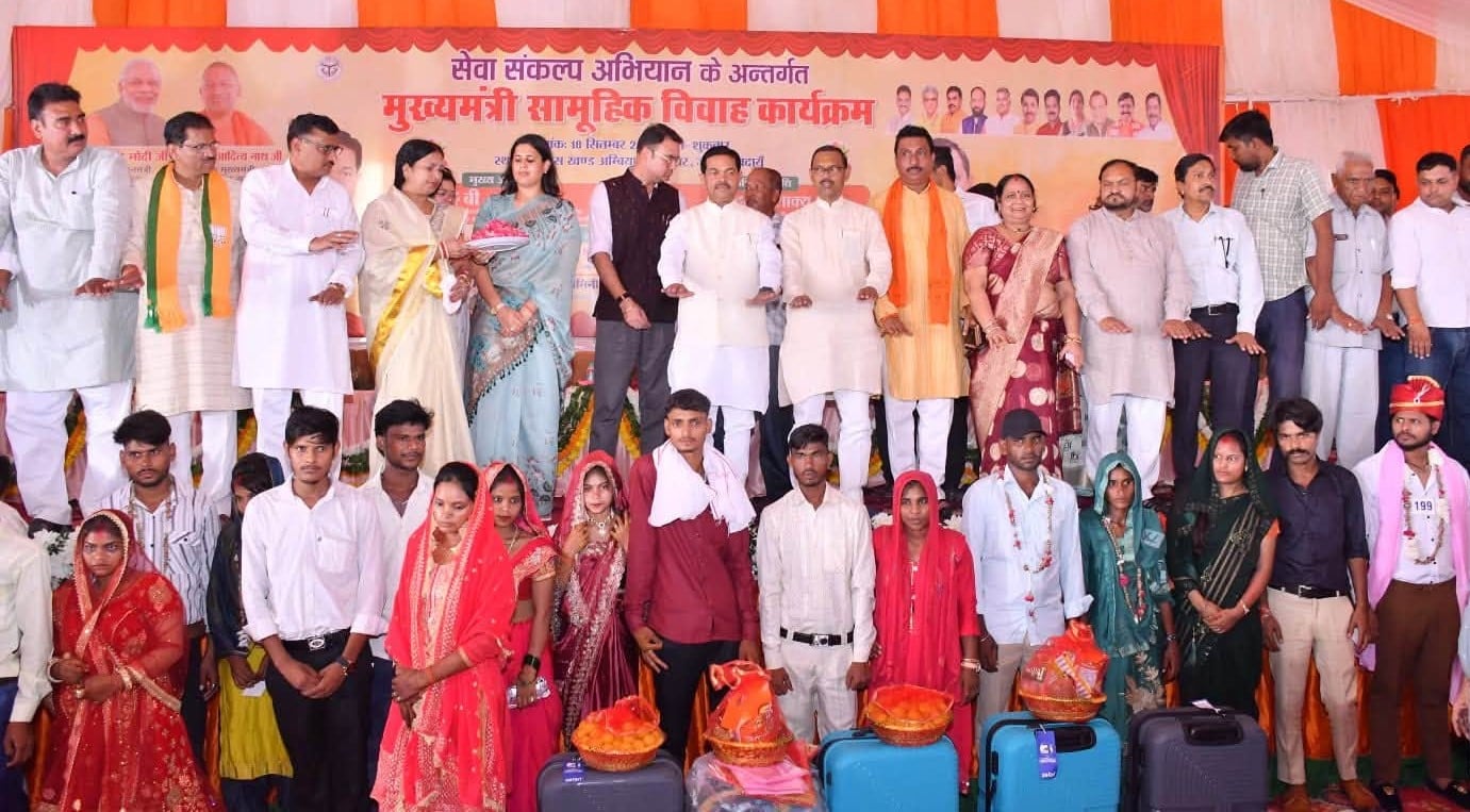 अंबियापुर में नवविवाहित जोड़ों को आशीर्वाद देते केंद्रीय मंत्री बीएल वर्मा। संवाद