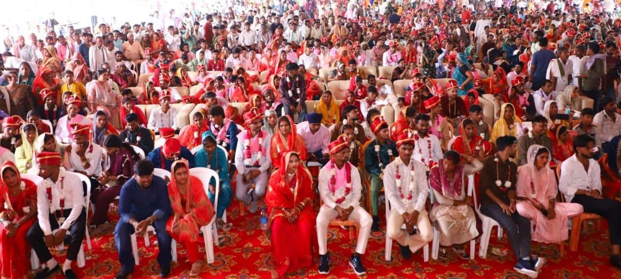 अंबियापुर में नवविवाहित जोड़ों को आशीर्वाद देते केंद्रीय मंत्री बीएल वर्मा। संवाद