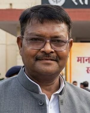 भगवंत नगर पावर हाउस के बाहर मौजूद कस्बावासी। संवाद भगवंत नगर पावर हाउस के बाहर मौजूद कस्बावासी। संवाद