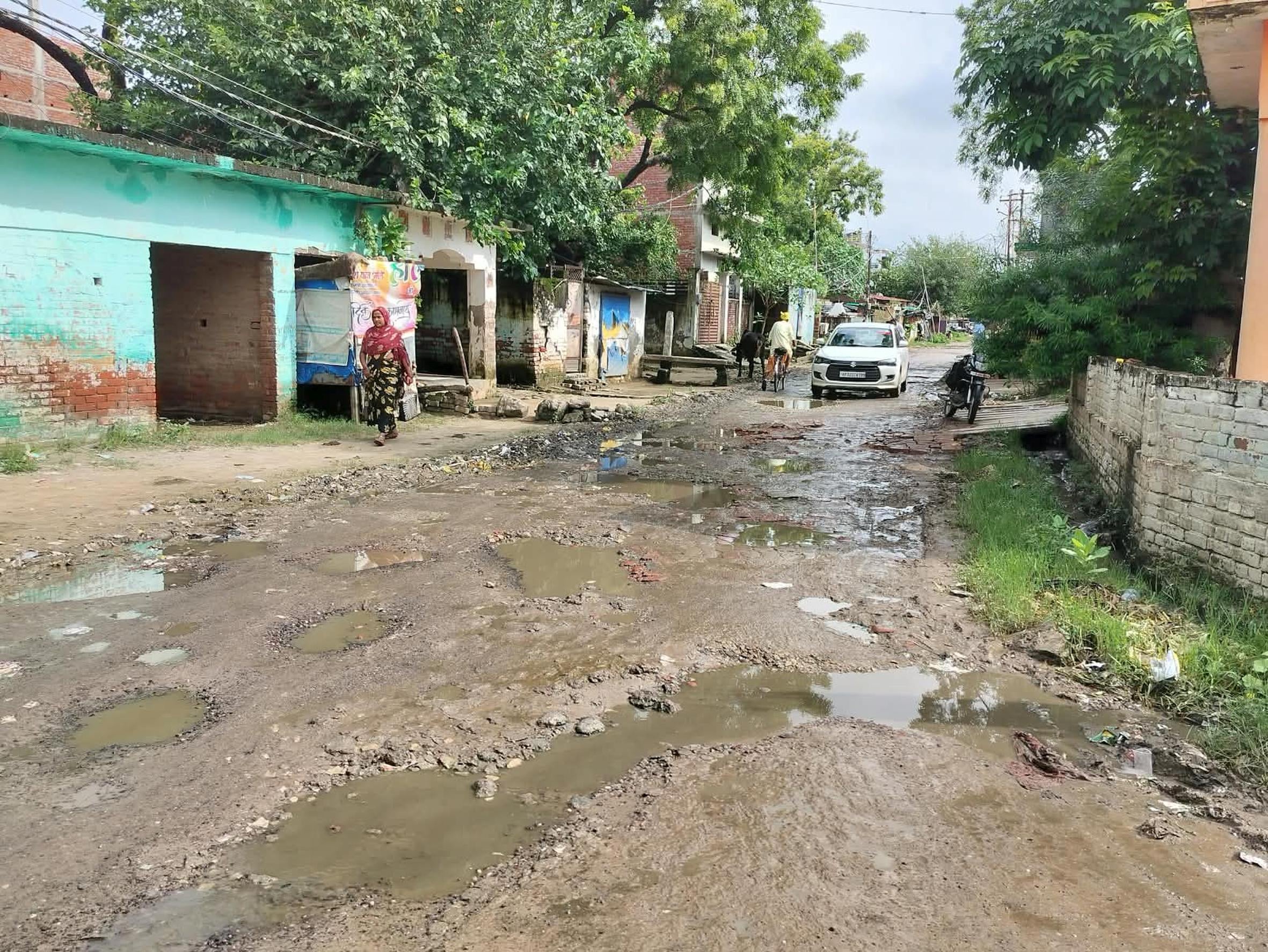बहराइच में बदहाल सड़कें। बहराइच में बदहाल सड़कें।