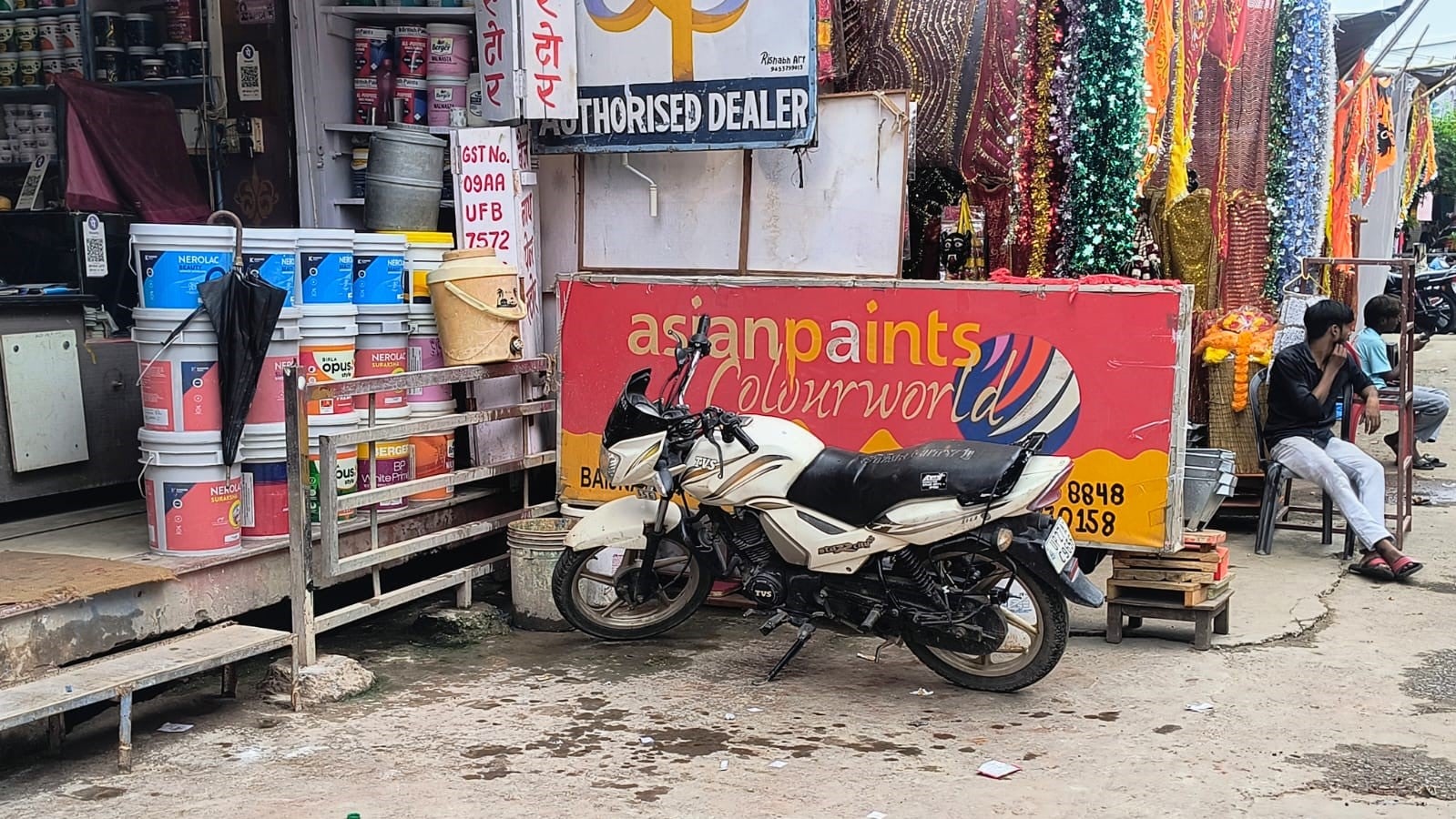 बहादुरगंज में एक निजी अस्पताल के सामने पार्क रहती हैं गाड़ियां। संवाद बहादुरगंज में एक निजी अस्पताल के सामने पार्क रहती हैं गाड़ियां। संवाद