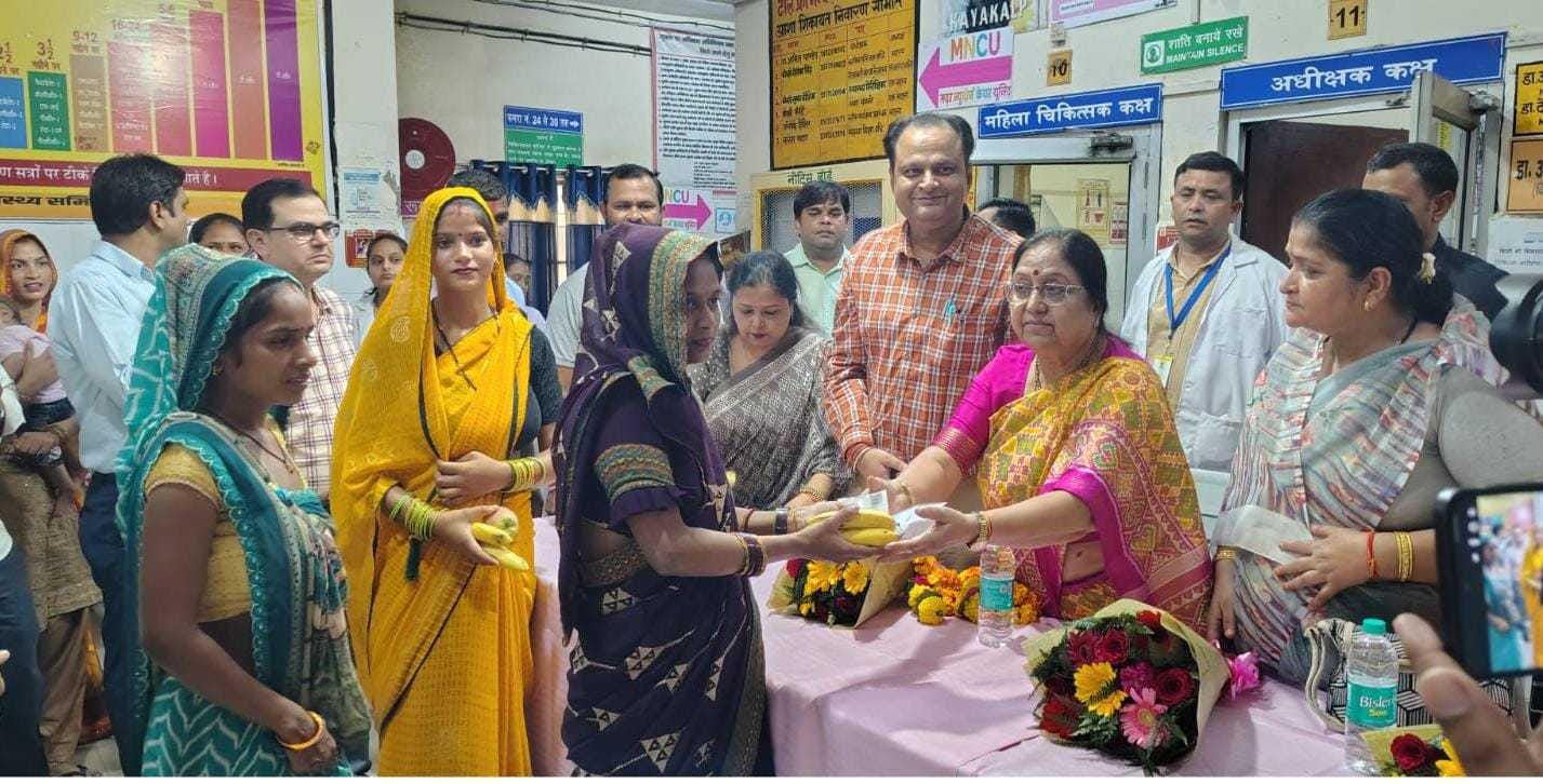 बृथला कुंड में दीप प्रज्ज्वलित करते हुए सांसद राजकुमार चाहर, पूर्व विधायक महेश गोयल व अन्य बृथला कुंड में दीप प्रज्ज्वलित करते हुए सांसद राजकुमार चाहर, पूर्व विधायक महेश गोयल व अन्य