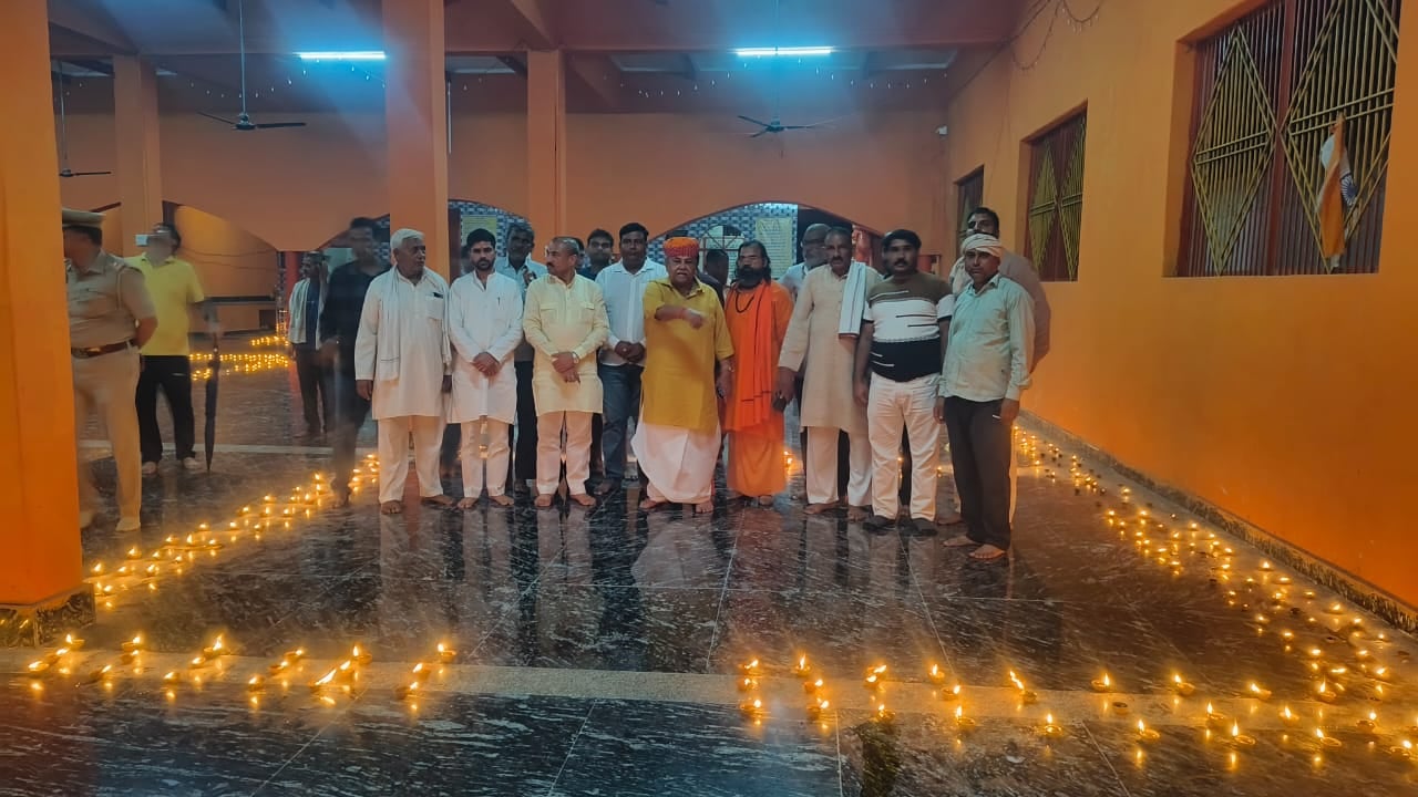 बृथला कुंड में दीप प्रज्ज्वलित करते हुए सांसद राजकुमार चाहर, पूर्व विधायक महेश गोयल व अन्य बृथला कुंड में दीप प्रज्ज्वलित करते हुए सांसद राजकुमार चाहर, पूर्व विधायक महेश गोयल व अन्य