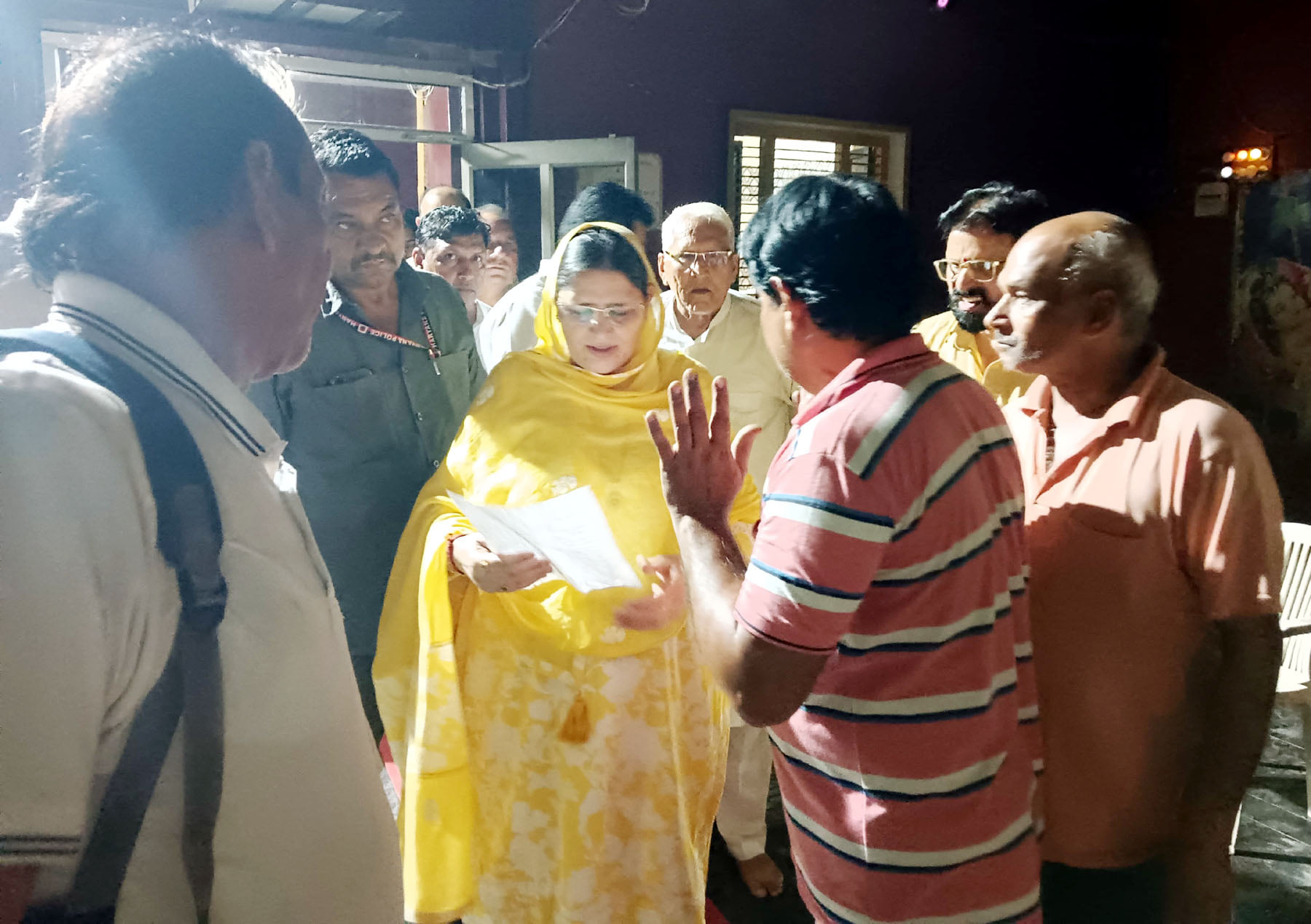 बंदरों के आतंक से मुक्ति दिलवाने का मांग पत्र पूर्व राज्यमंत्री को सौंपते कलायत के नागरिक। संवा बंदरों के आतंक से मुक्ति दिलवाने का मांग पत्र पूर्व राज्यमंत्री को सौंपते कलायत के नागरिक। संवा