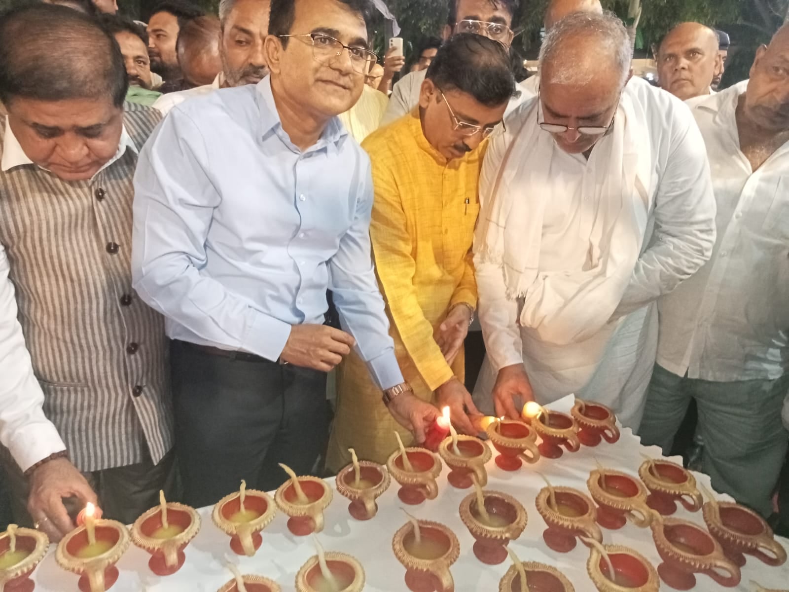 चुलकाना धाम में आशीर्वाद का दीया कार्यक्रम में लगाए दीये। मंदिर 