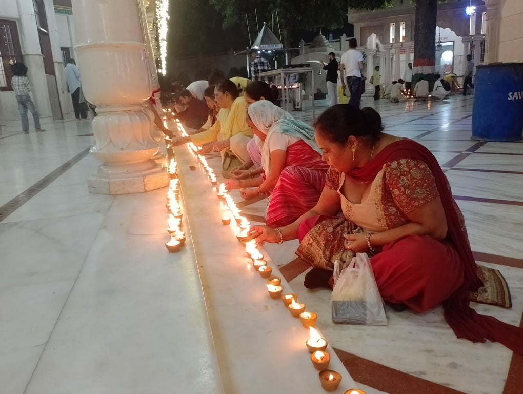 चुलकाना धाम में आशीर्वाद का दीया कार्यक्रम में लगाए दीये। मंदिर 