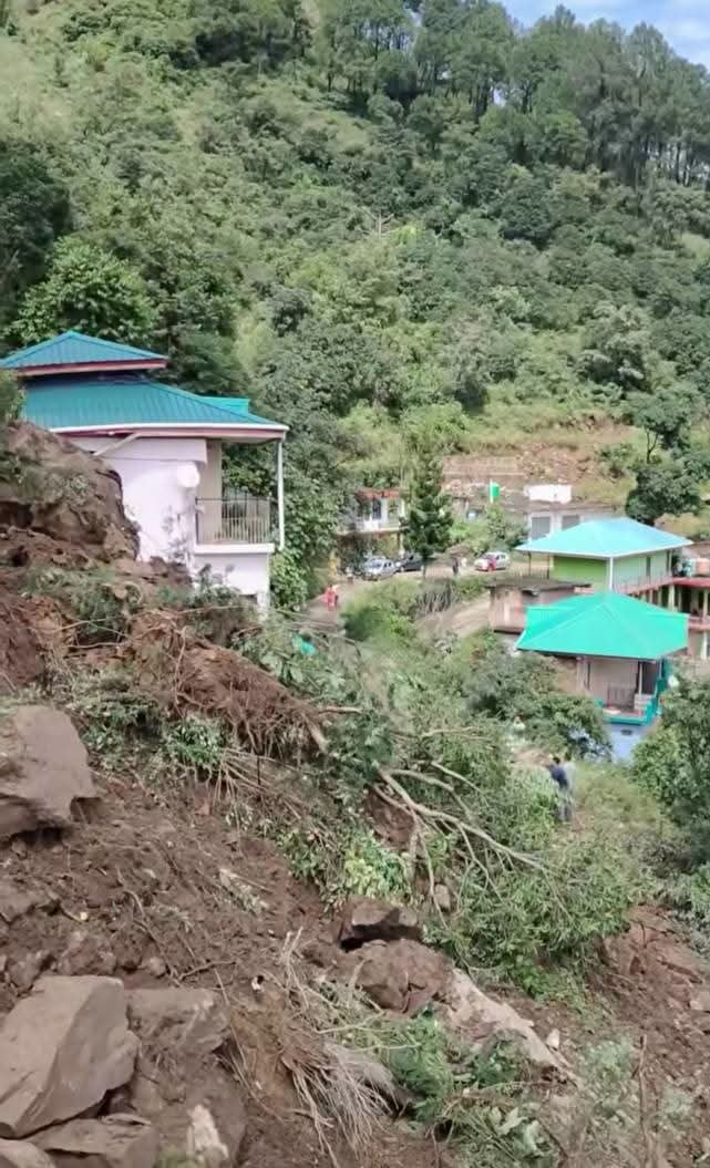 चुरढ़ में भारी भूस्खलन में खतरे की जद में आया मकान। स्त्रोत: जागरूक पाठक