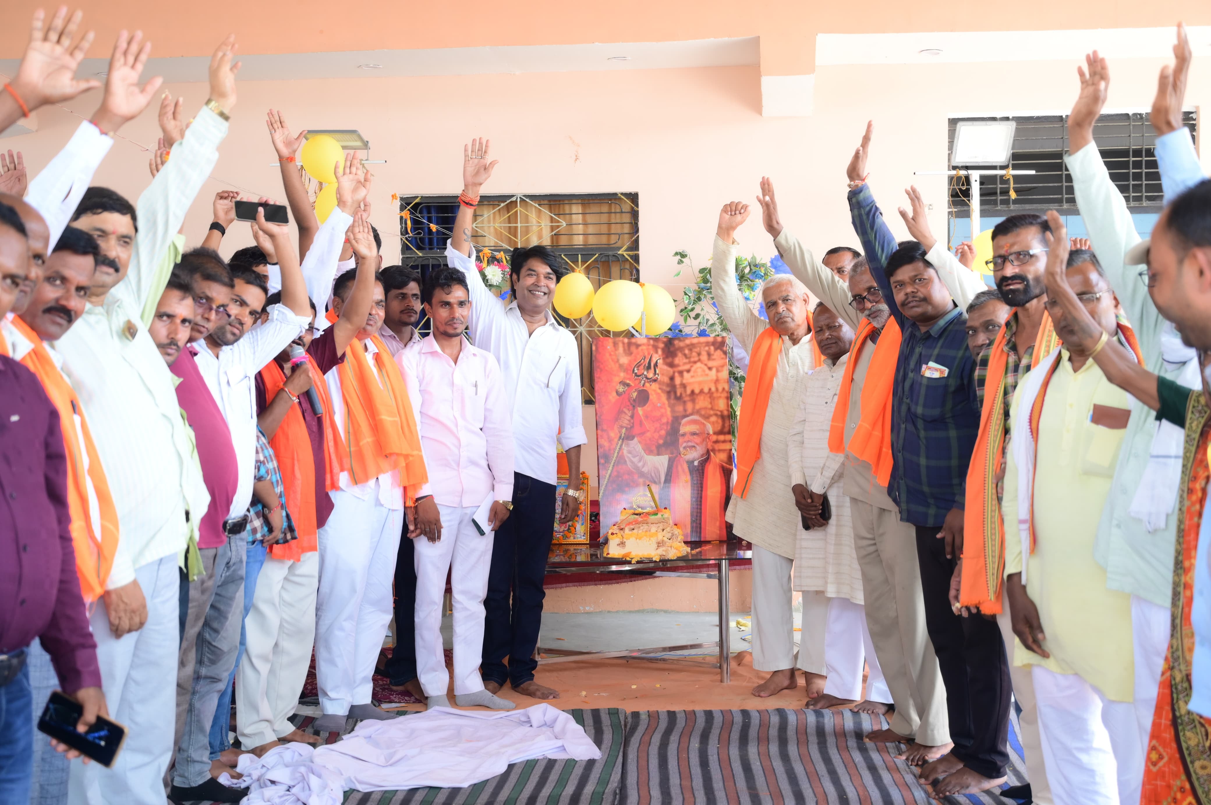 चित्र परिचय------- प्रधानमंत्री के जन्मदिवस के अवसर पर सामुदायिक स्वास्थ्य केंद्र जसरा में केक 
