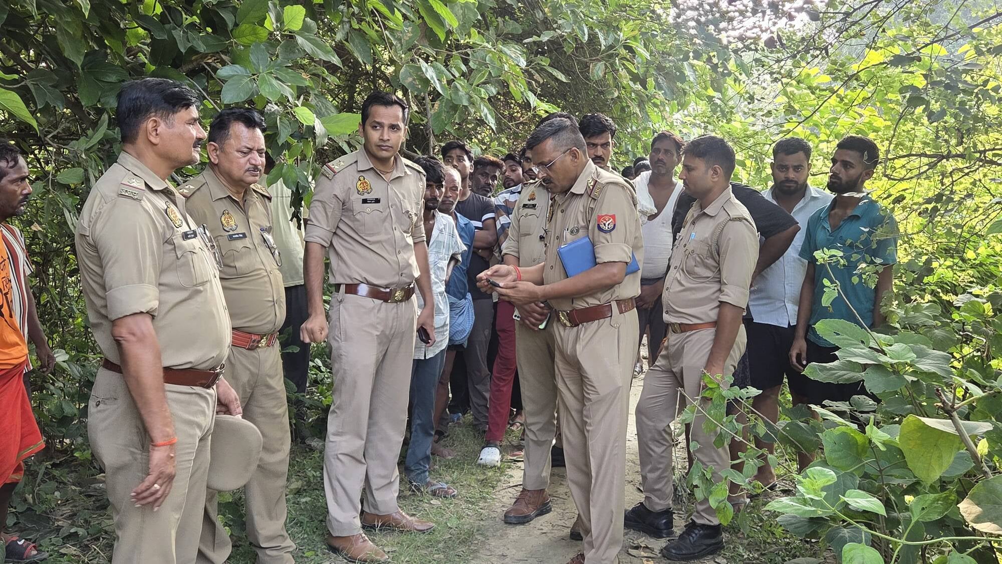 छानबीन करती पुलिस।