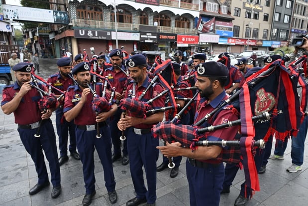 ड्राइवर्स डिग्निटी डे पर लाल चौक के घंटा घर पर ऑल इंडिया मोटर ट्रांसपोर्ट कांग्रेस के सदस्य। सं ड्राइवर्स डिग्निटी डे पर लाल चौक के घंटा घर पर ऑल इंडिया मोटर ट्रांसपोर्ट कांग्रेस के सदस्य। सं