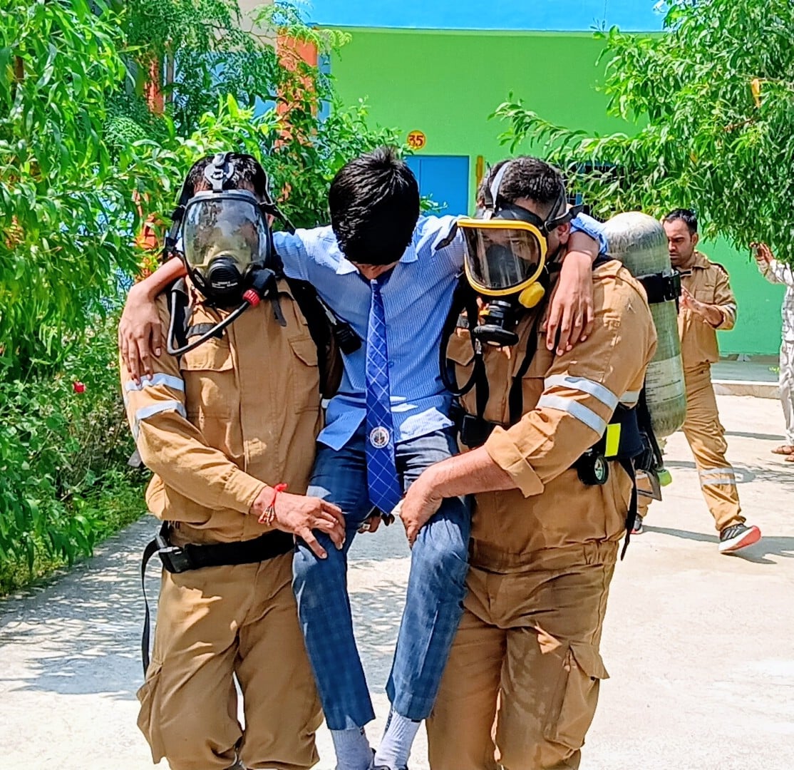 ए एस इंटर कालेज में आपदा प्रबंधन के माक ड्रिल के दौरान भूकंप का सायरन बजने पर डेस्कों के नीचे छ ए एस इंटर कालेज में आपदा प्रबंधन के माक ड्रिल के दौरान भूकंप का सायरन बजने पर डेस्कों के नीचे छ