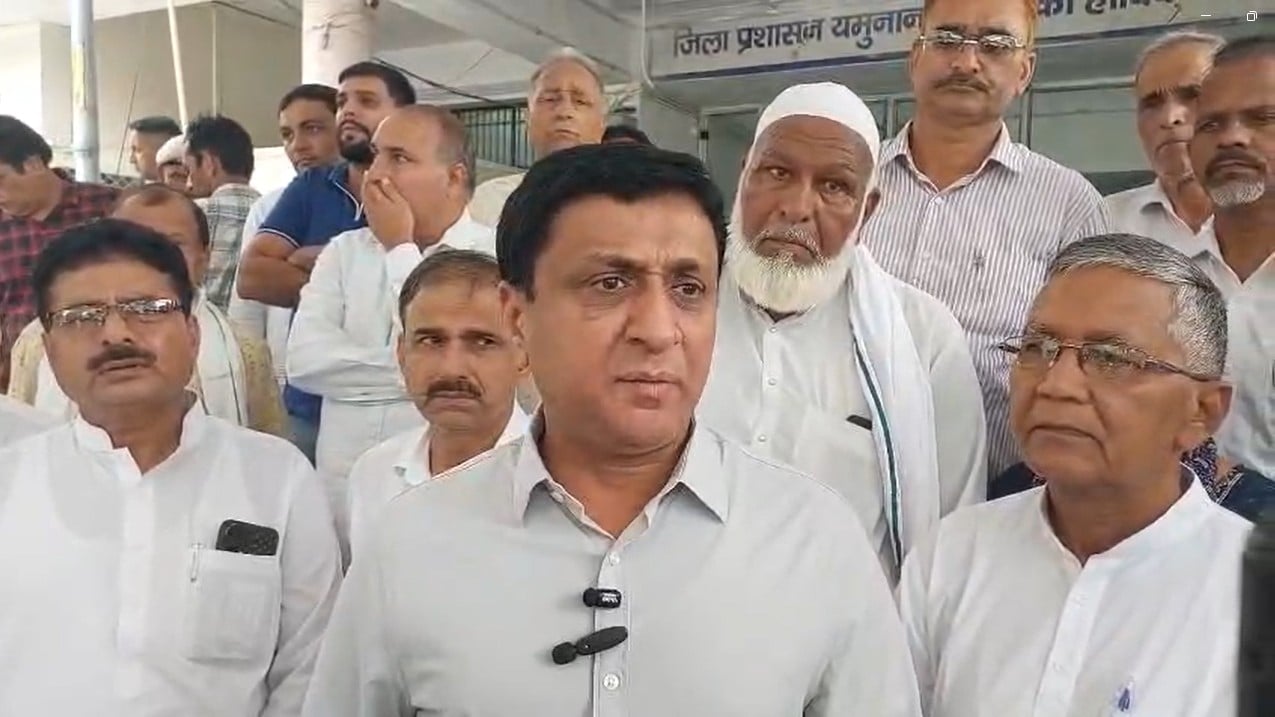 एसपी से मिलने पहुंचे पूर्व विधायक दिलबाग सिंह व समर्थक। संवाद एसपी से मिलने पहुंचे पूर्व विधायक दिलबाग सिंह व समर्थक। संवाद
