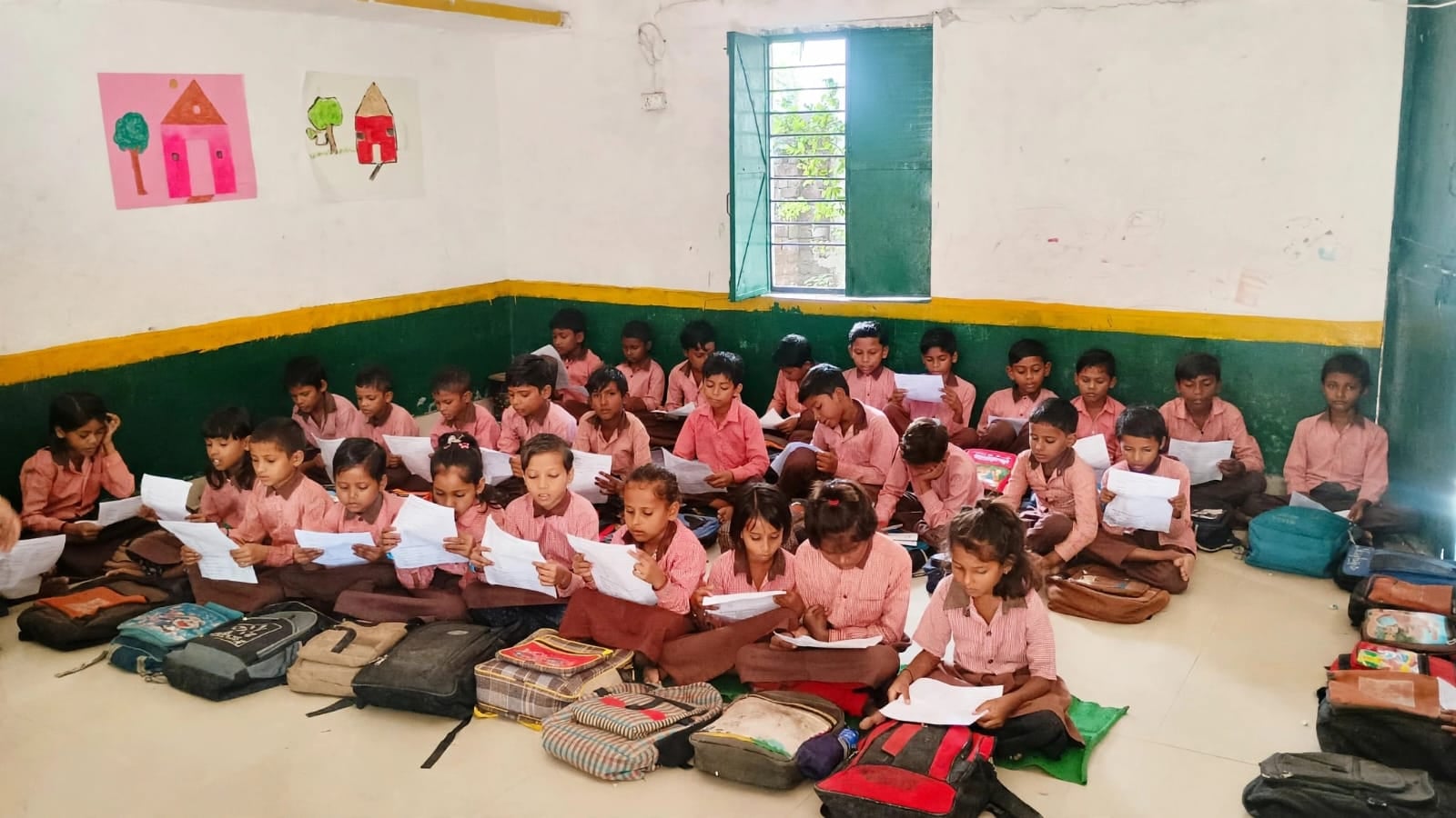 फोटो 10- खप्टिहा कलां प्राथमिक कंपोजिट विद्यालय में परीक्षा देते छात्र। संवाद फोटो 10- खप्टिहा कलां प्राथमिक कंपोजिट विद्यालय में परीक्षा देते छात्र। संवाद