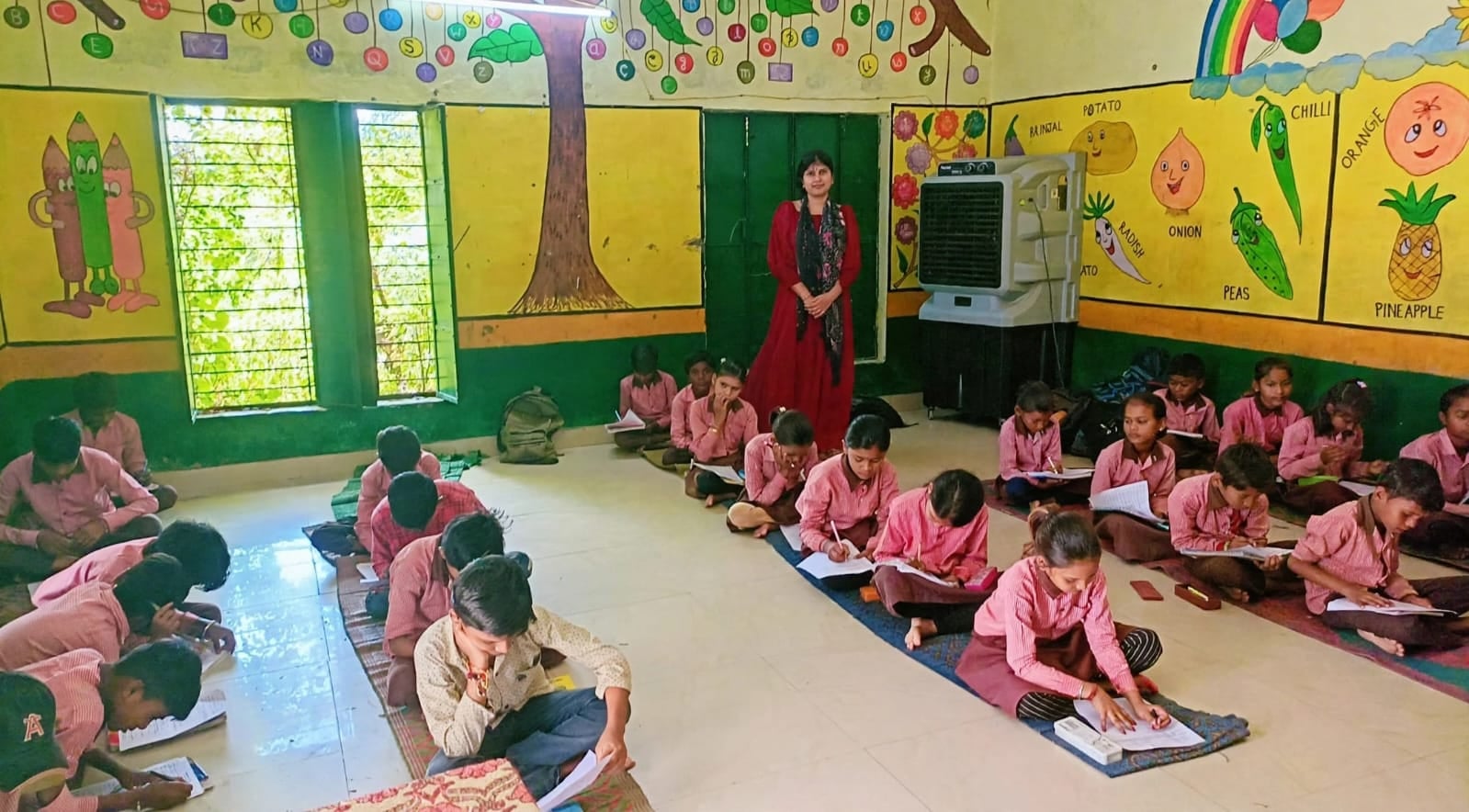 फोटो 10- खप्टिहा कलां प्राथमिक कंपोजिट विद्यालय में परीक्षा देते छात्र। संवाद फोटो 10- खप्टिहा कलां प्राथमिक कंपोजिट विद्यालय में परीक्षा देते छात्र। संवाद