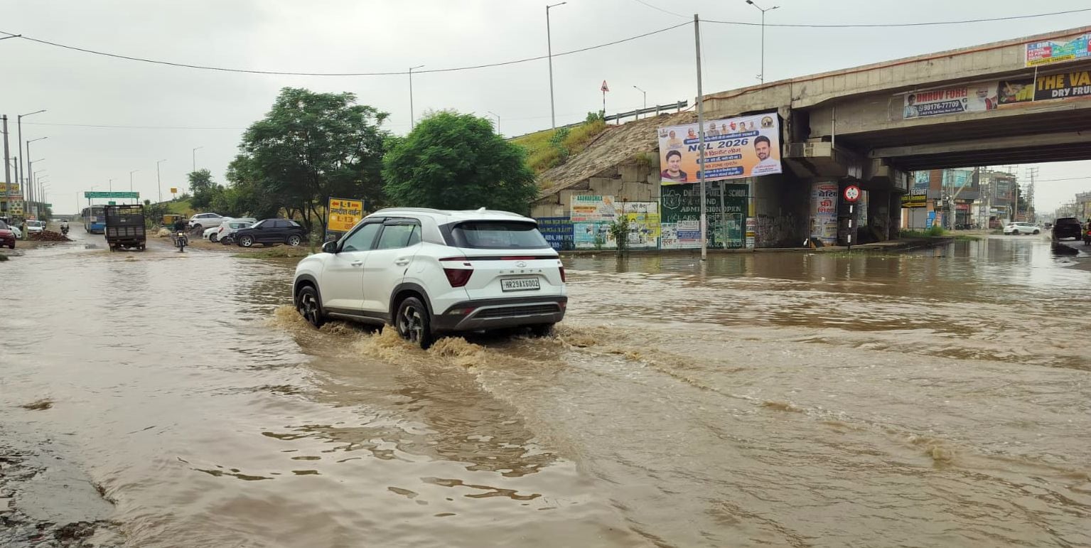 फोटो 17जेएनडी16-आंधी के कारण शहर के सफीदों गेट स्थित एसबीआई बैंक भवन पर गिरा बरगद का पेड़। संव फोटो 17जेएनडी16-आंधी के कारण शहर के सफीदों गेट स्थित एसबीआई बैंक भवन पर गिरा बरगद का पेड़। संव