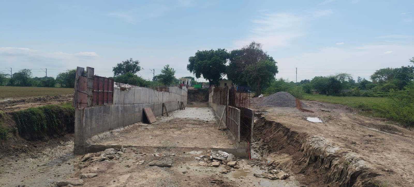 फोटो 18 एचएएमपी 28- इचौली-अखबई रेलवे क्रॉसिंग पर निर्माणाधीन अंडरपास। संवाद फोटो 18 एचएएमपी 28- इचौली-अखबई रेलवे क्रॉसिंग पर निर्माणाधीन अंडरपास। संवाद