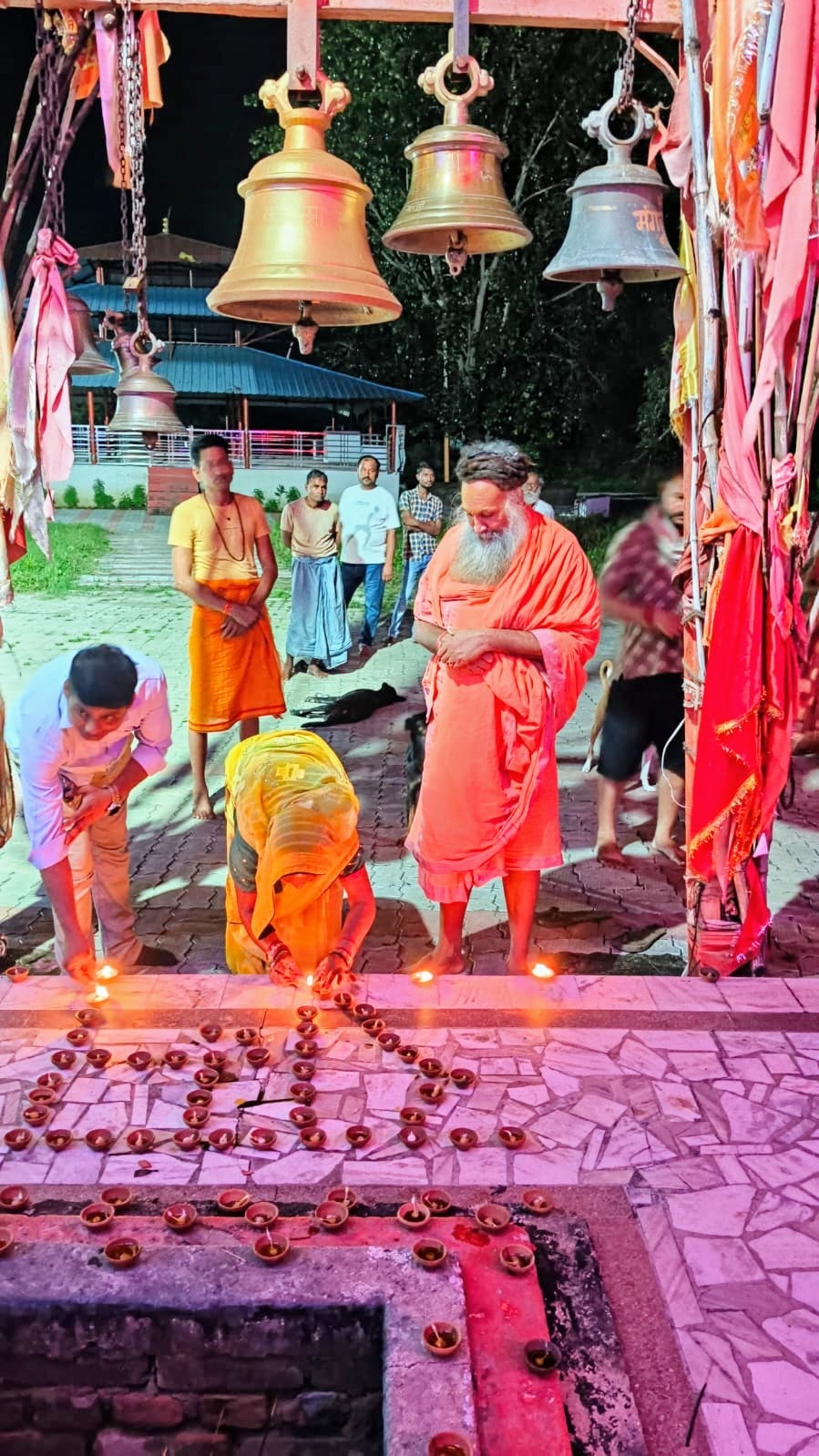 फोटो 19- नरैनी के हनुमान मंदिर में दीपा जलाते भाजपा कार्यकर्ता। संवाद फोटो 19- नरैनी के हनुमान मंदिर में दीपा जलाते भाजपा कार्यकर्ता। संवाद