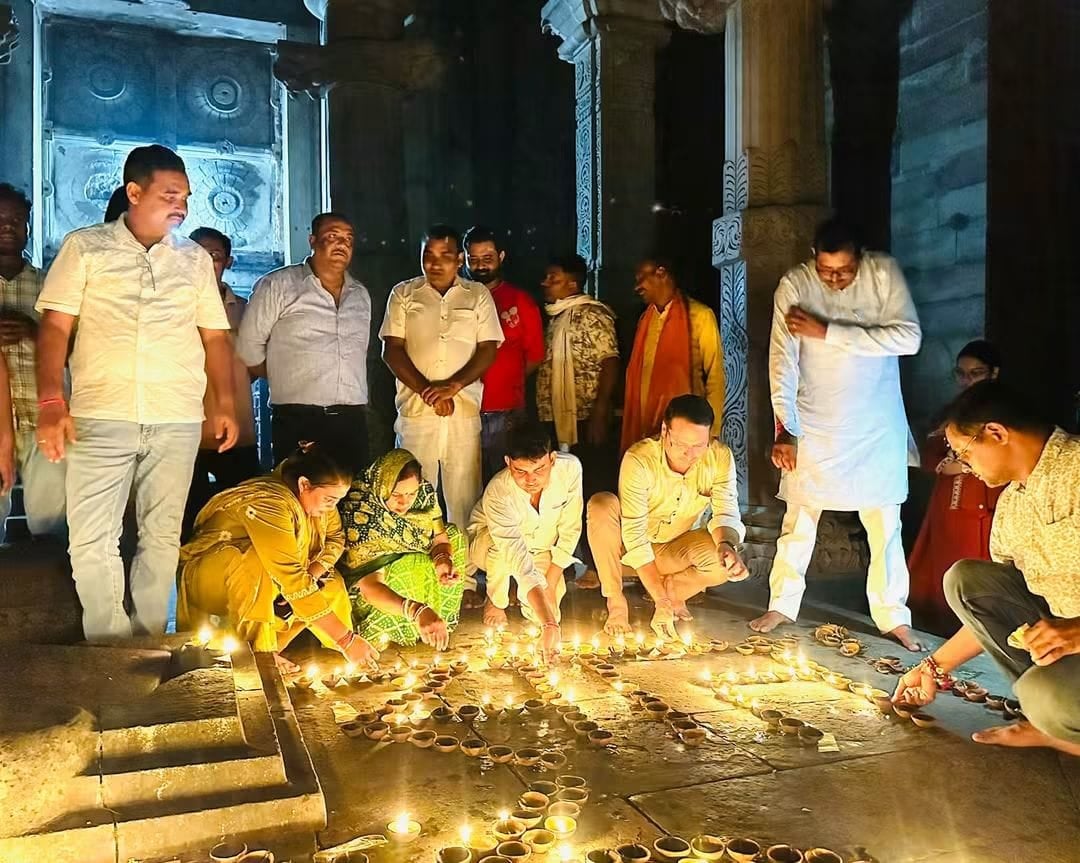 फोटो 19- नरैनी के हनुमान मंदिर में दीपा जलाते भाजपा कार्यकर्ता। संवाद फोटो 19- नरैनी के हनुमान मंदिर में दीपा जलाते भाजपा कार्यकर्ता। संवाद