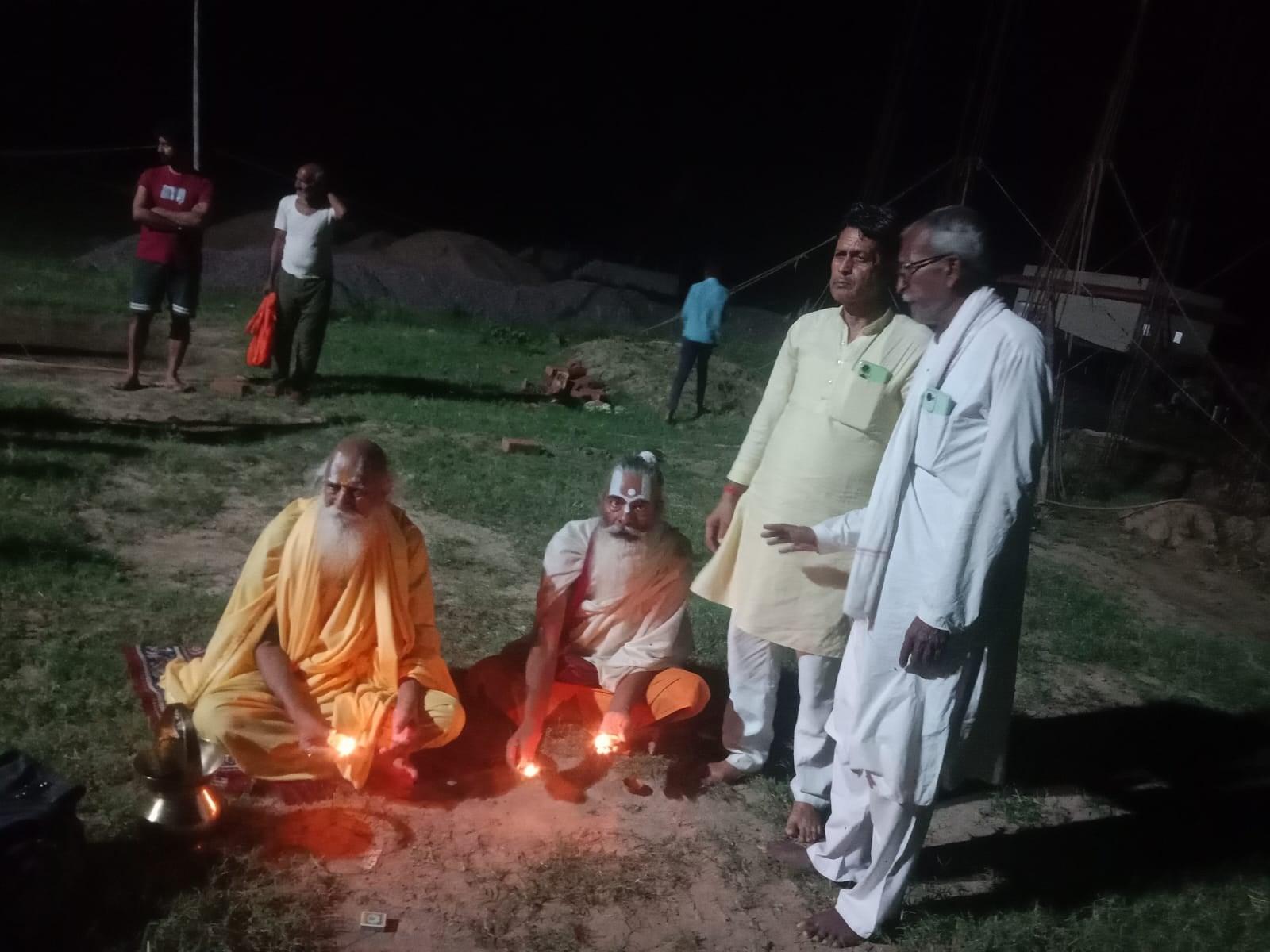 फोटो 19- नरैनी के हनुमान मंदिर में दीपा जलाते भाजपा कार्यकर्ता। संवाद फोटो 19- नरैनी के हनुमान मंदिर में दीपा जलाते भाजपा कार्यकर्ता। संवाद