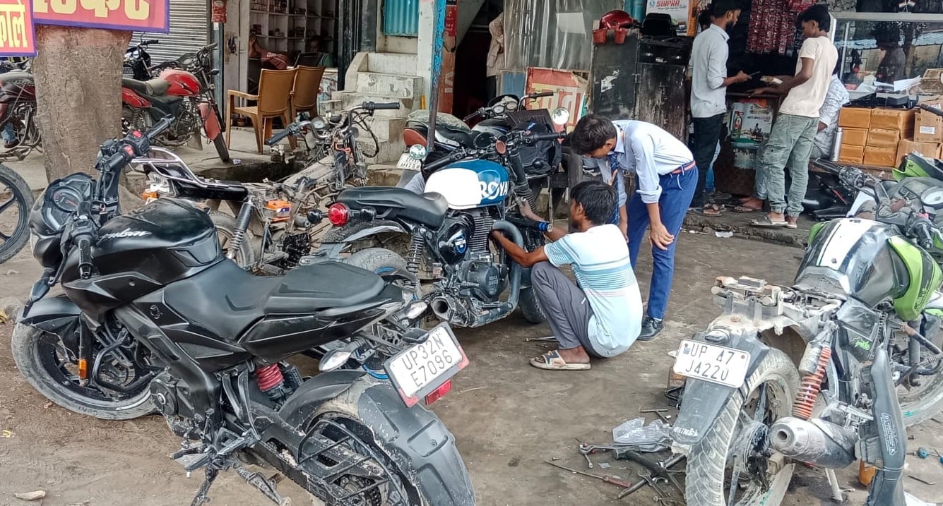 फोटो-22- उतरौला मार्ग पर स्थित वर्कशॉप में गाड़ी की मरम्मत करते मिस्त्री। संवाद फोटो-22- उतरौला मार्ग पर स्थित वर्कशॉप में गाड़ी की मरम्मत करते मिस्त्री। संवाद