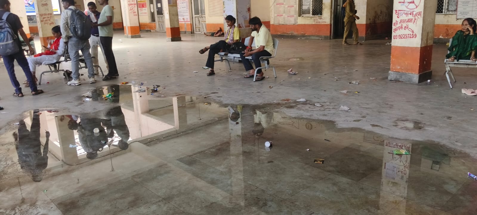 फोटो 3- बस स्टैंड के निकास द्वार पर जमा गंदा पानी यहां से पैदल निकलना है मुश्किल। संवाद फोटो 3- बस स्टैंड के निकास द्वार पर जमा गंदा पानी यहां से पैदल निकलना है मुश्किल। संवाद