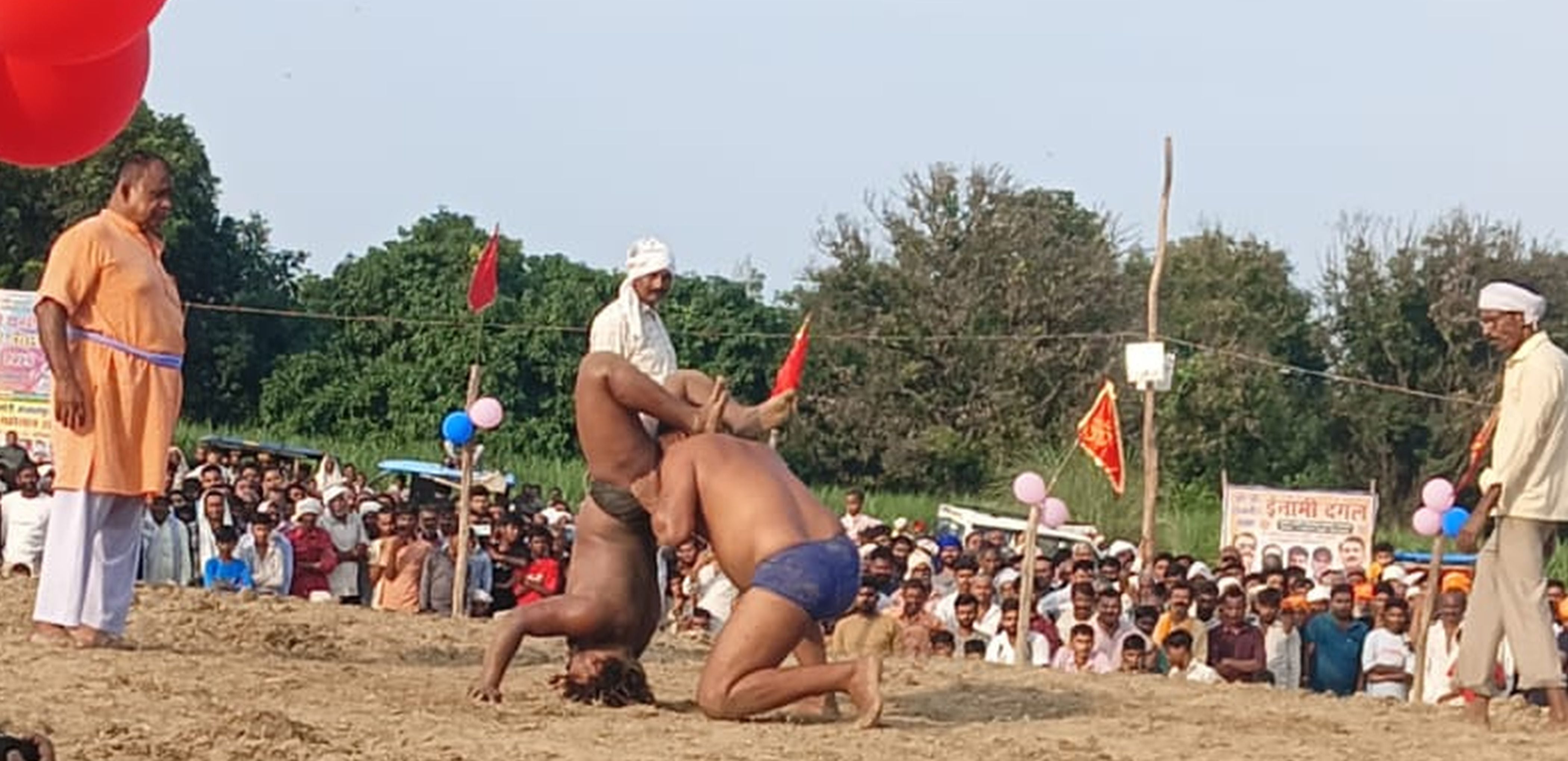 फोटो-33-दंगल में दांंव पेंच आजमाते पहलवान। संवाद फोटो-33-दंगल में दांंव पेंच आजमाते पहलवान। संवाद